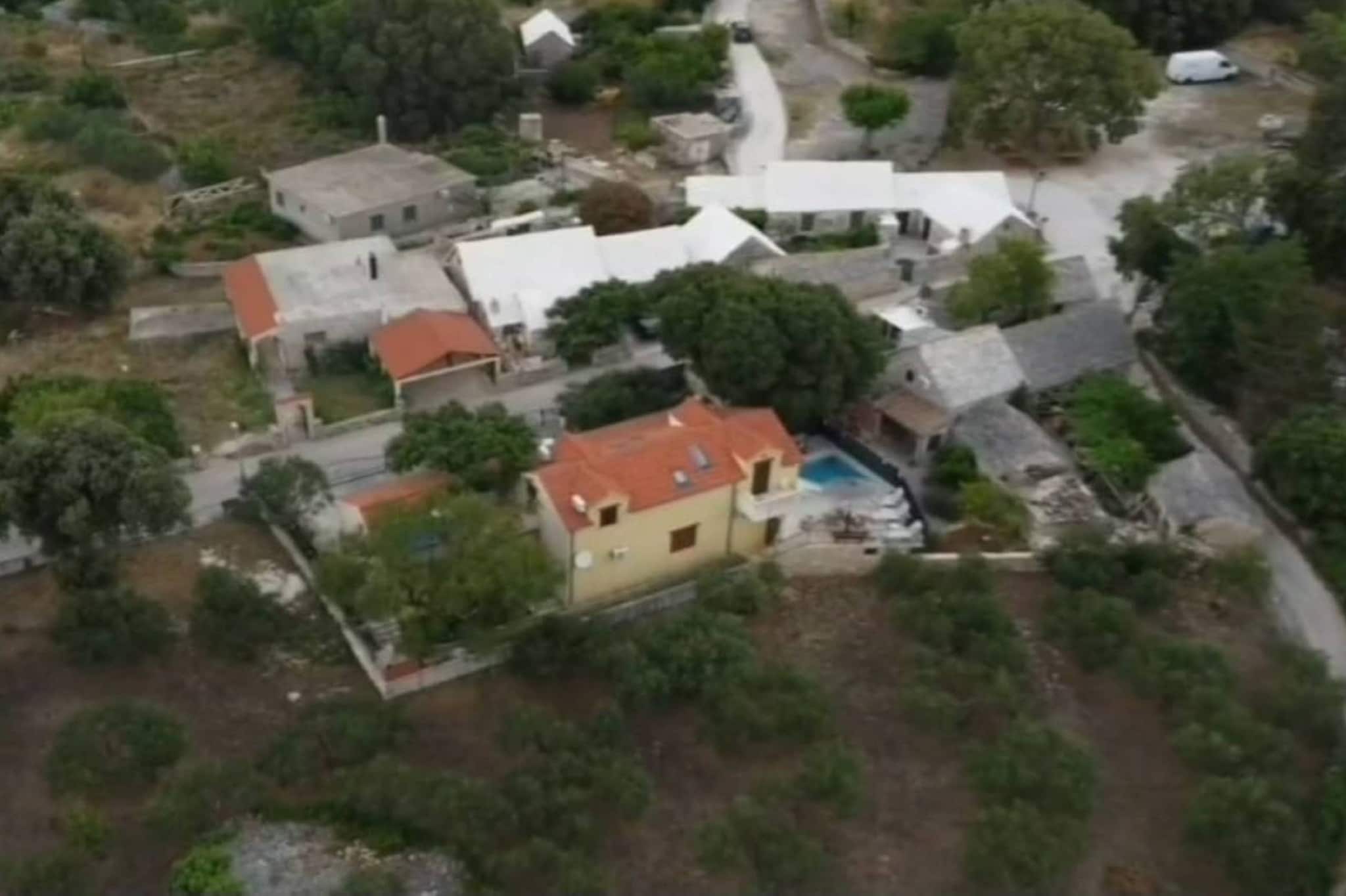 Peaceful Island Haven with Pool, BBQ & Games Area - Four Bedroom Holiday Home-Aussicht