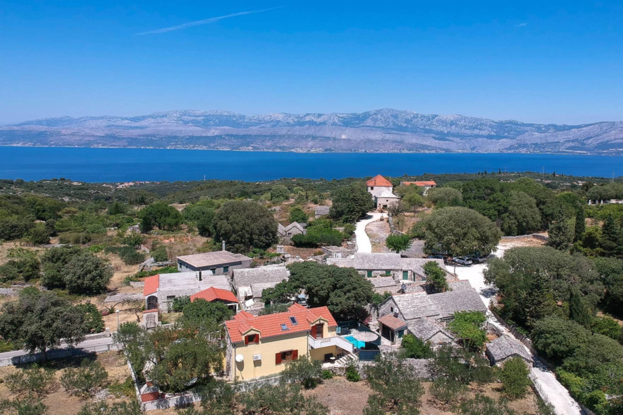 Peaceful Island Haven with Pool, BBQ & Games Area - Four Bedroom Holiday Home-Aussicht