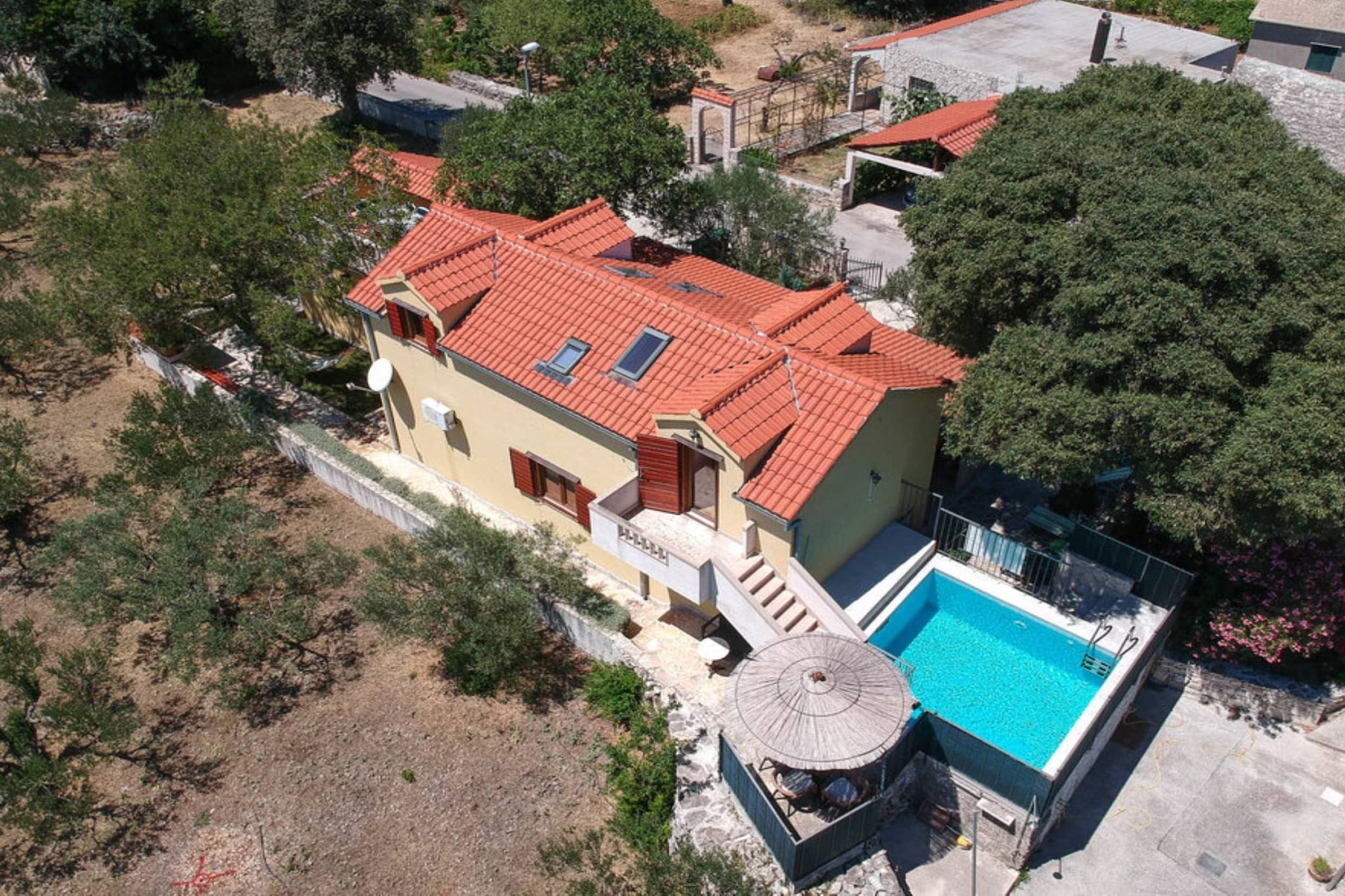 Peaceful Island Haven with Pool, BBQ & Games Area - Four Bedroom Holiday Home-Aussicht
