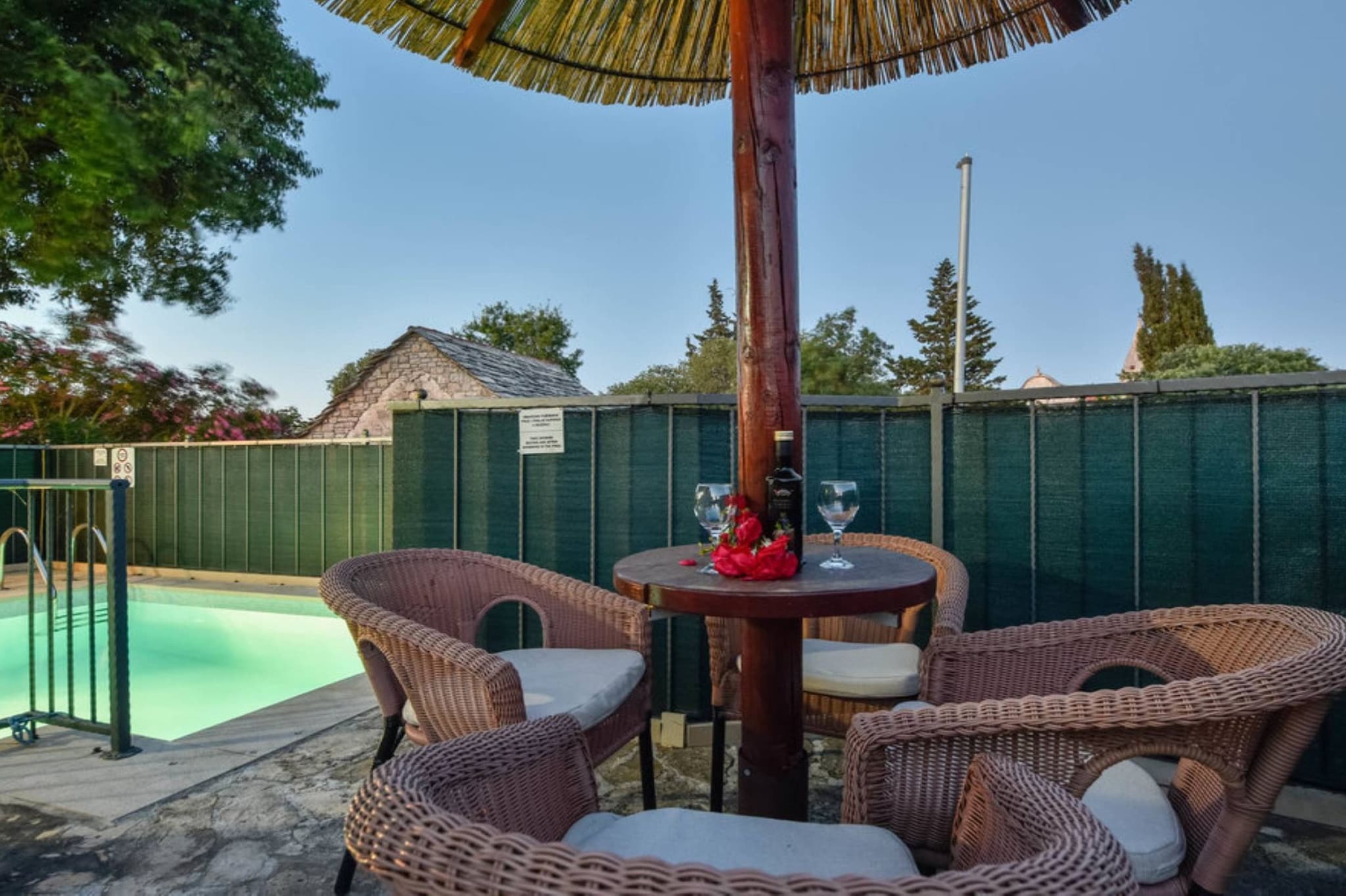 Peaceful Island Haven with Pool, BBQ & Games Area - Four Bedroom Holiday Home-Innen