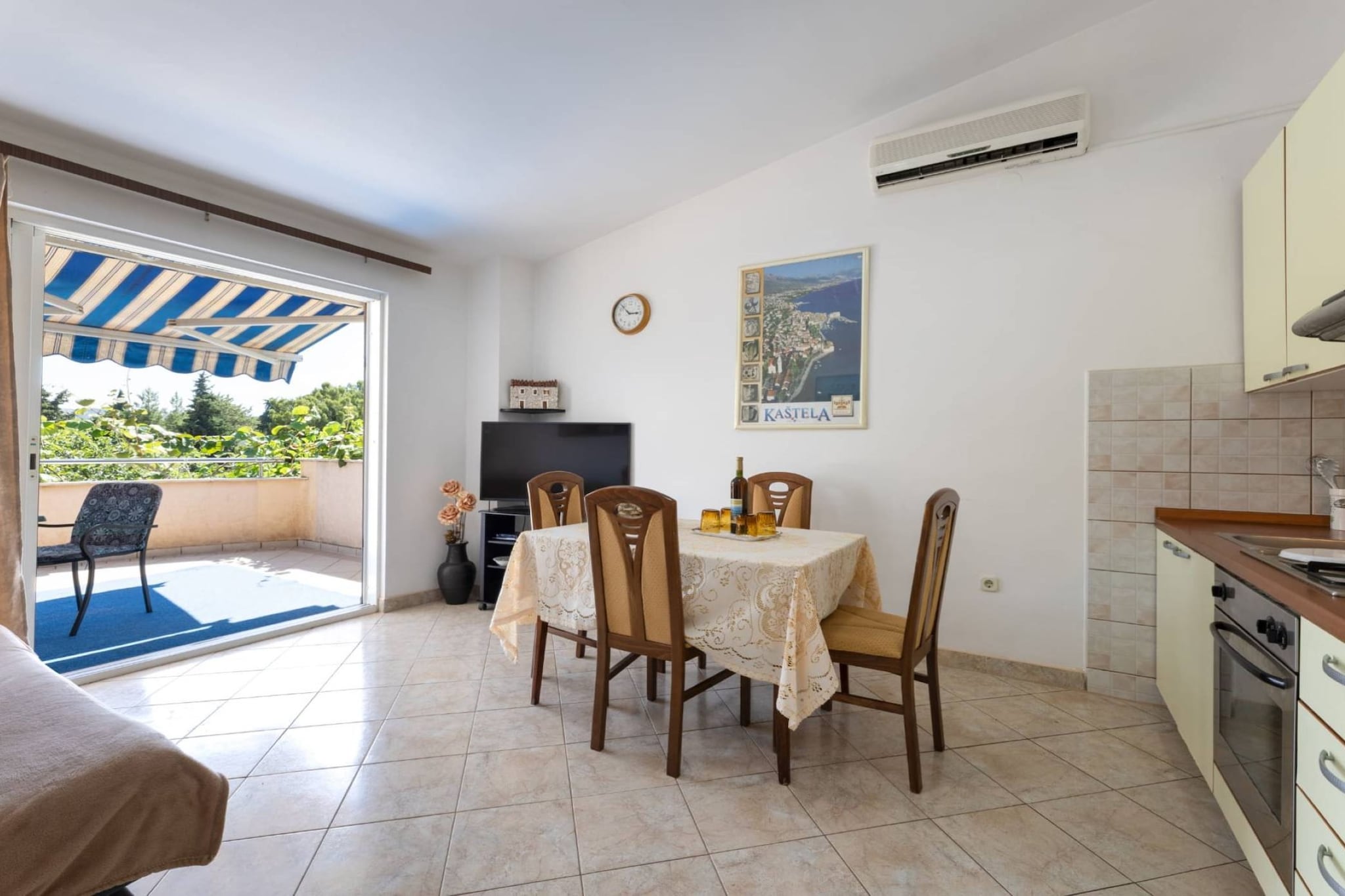 Bright and Spacious Apartment with Terrace in Kastel Stafilic - Two Bedroom Apartment with Terrace