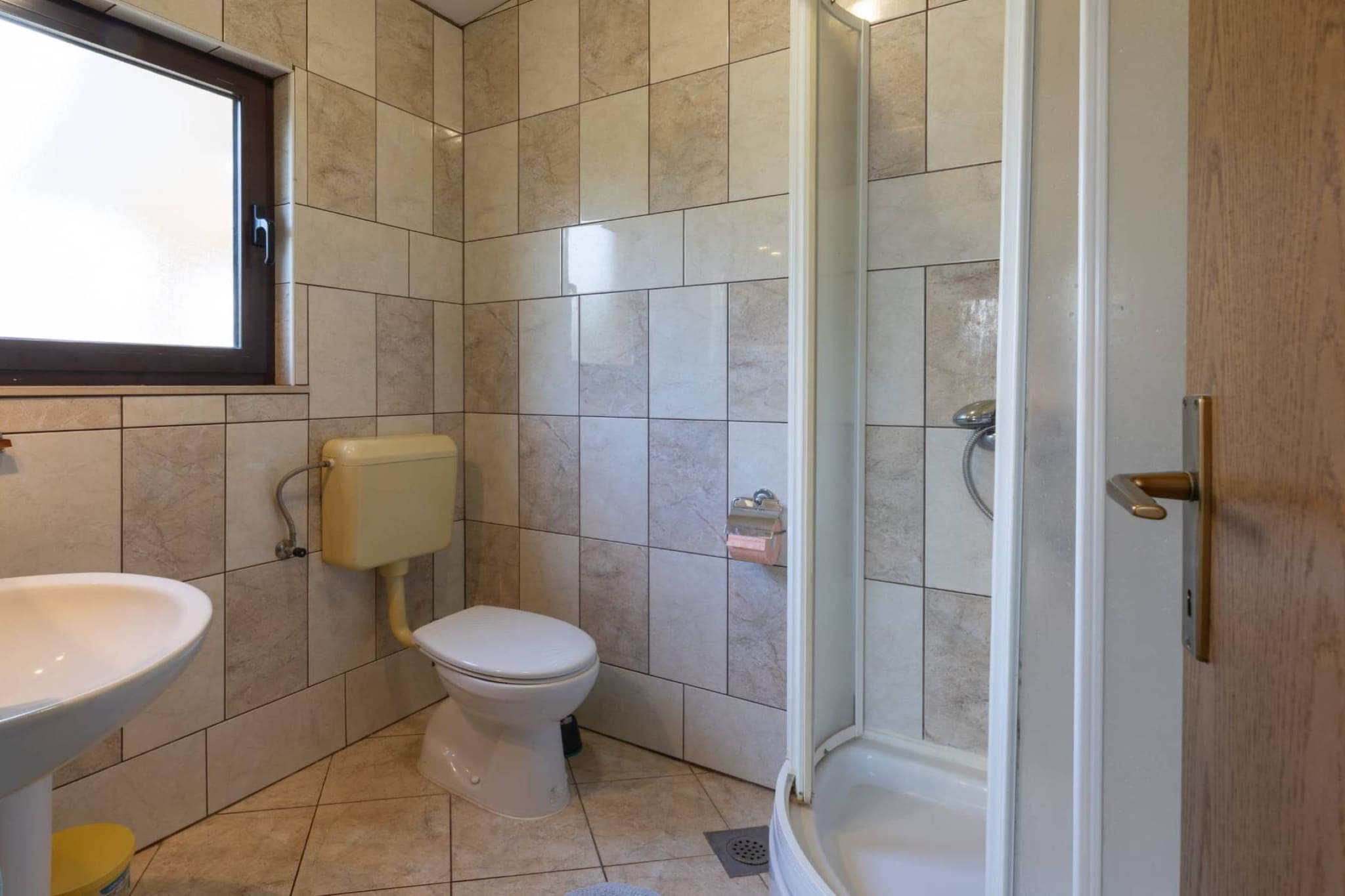 Bright and Spacious Apartment with Terrace in Kastel Stafilic - Two Bedroom Apartment with Terrace-Salle de bain
