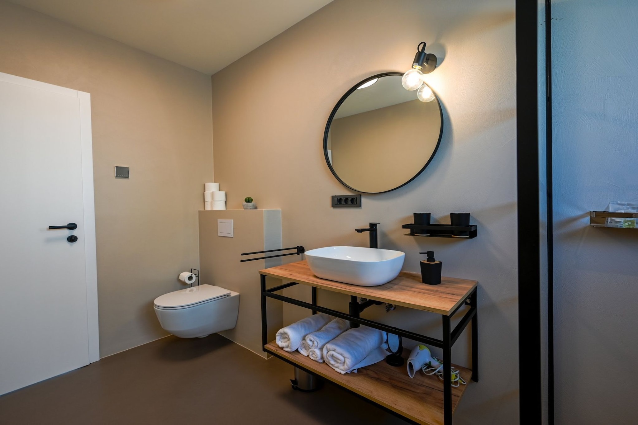 Matohanci Dazzling Villa with Pool - Four Bedroom Villa with Pool-Badezimmer