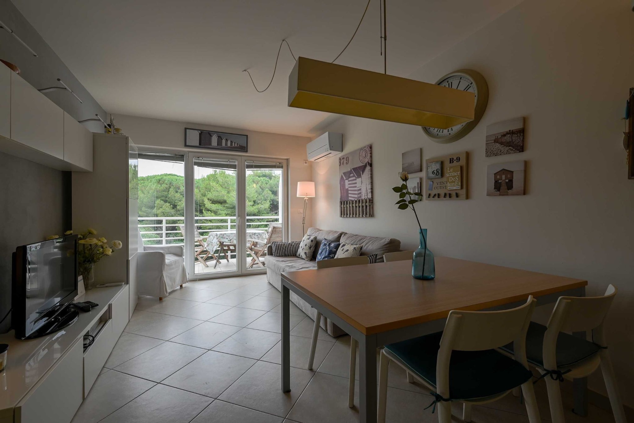 Scenic and Refined Retreat Apartment with Balcony - Three Bedroom Apartment with Balcony