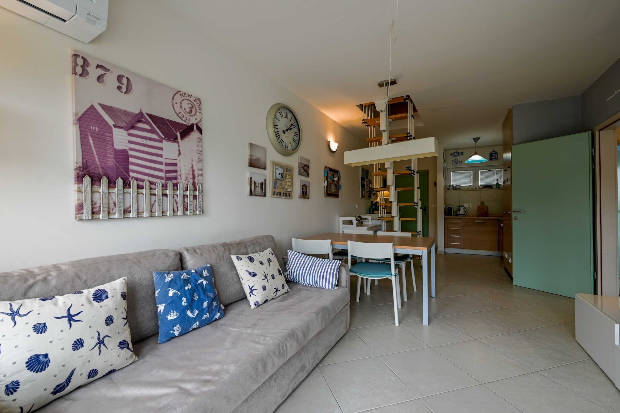 Scenic and Refined Retreat Apartment with Balcony - Three Bedroom Apartment with Balcony-Woonkamer
