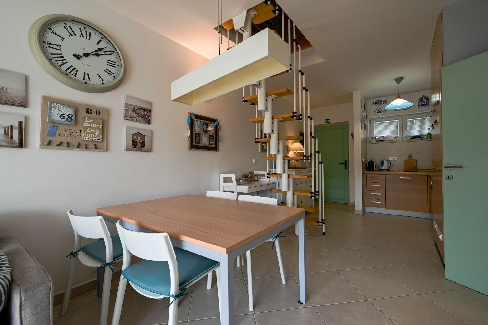 Scenic and Refined Retreat Apartment with Balcony - Three Bedroom Apartment with Balcony-Eetkamer