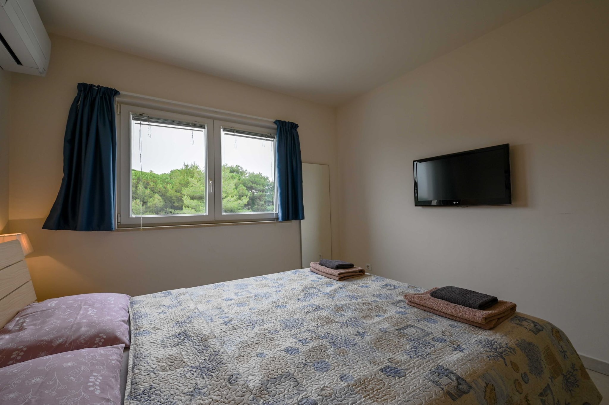 Scenic and Refined Retreat Apartment with Balcony - Three Bedroom Apartment with Balcony