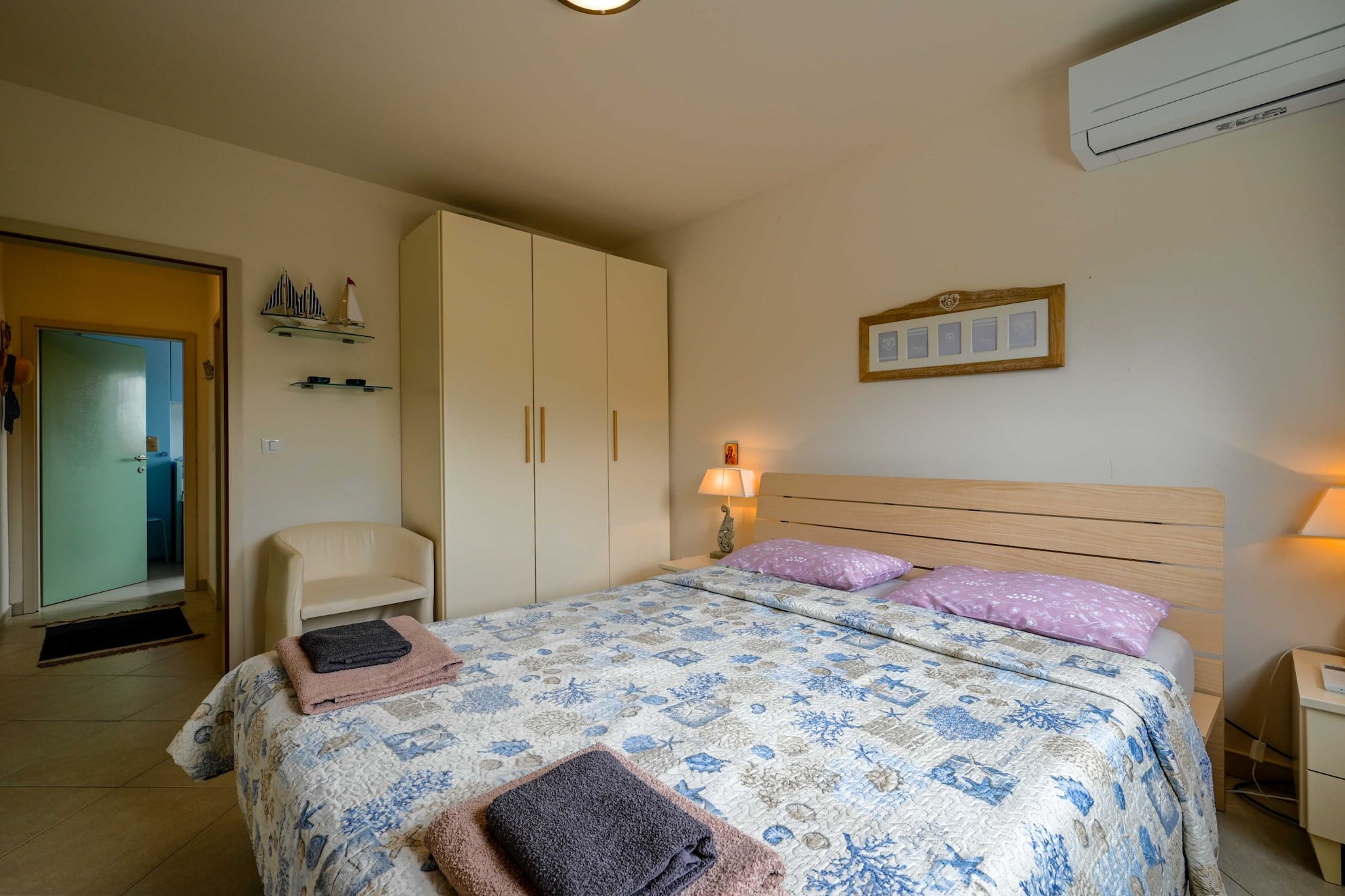 Scenic and Refined Retreat Apartment with Balcony - Three Bedroom Apartment with Balcony-Slaapkamer