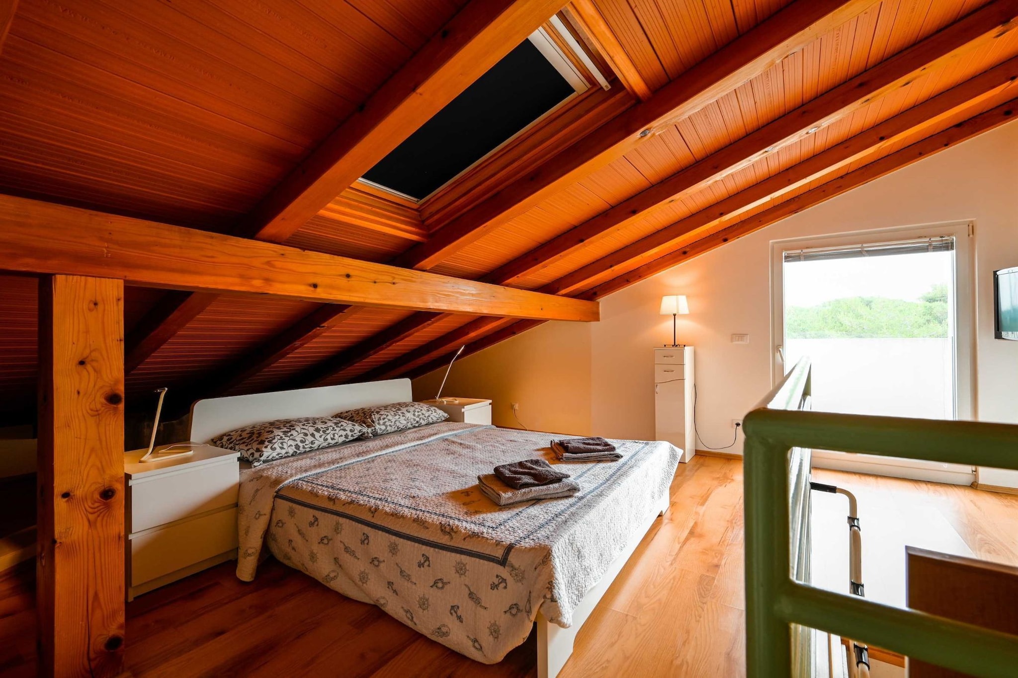 Scenic and Refined Retreat Apartment with Balcony - Three Bedroom Apartment with Balcony-Slaapkamer