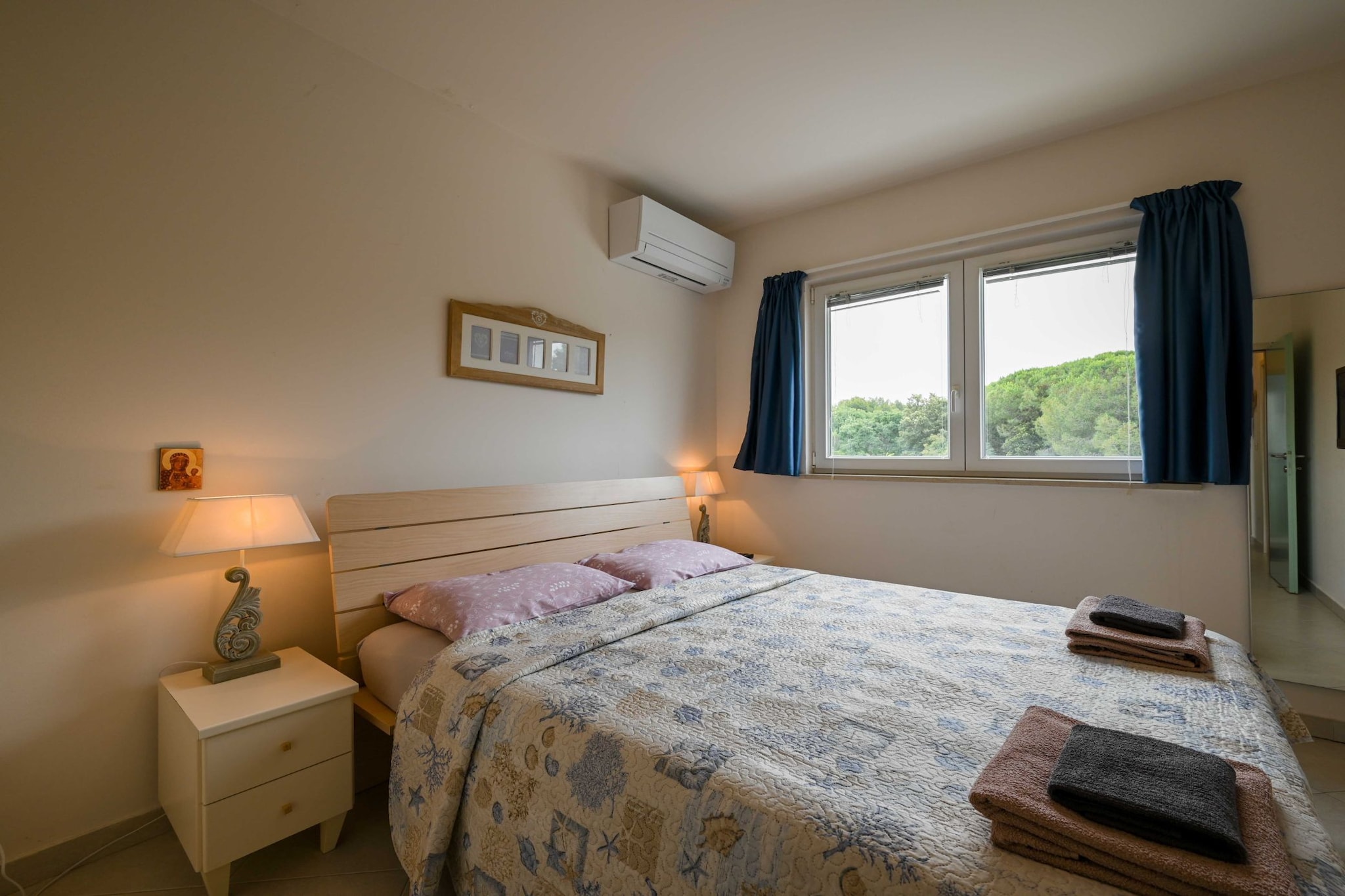 Scenic and Refined Retreat Apartment with Balcony - Three Bedroom Apartment with Balcony-Slaapkamer