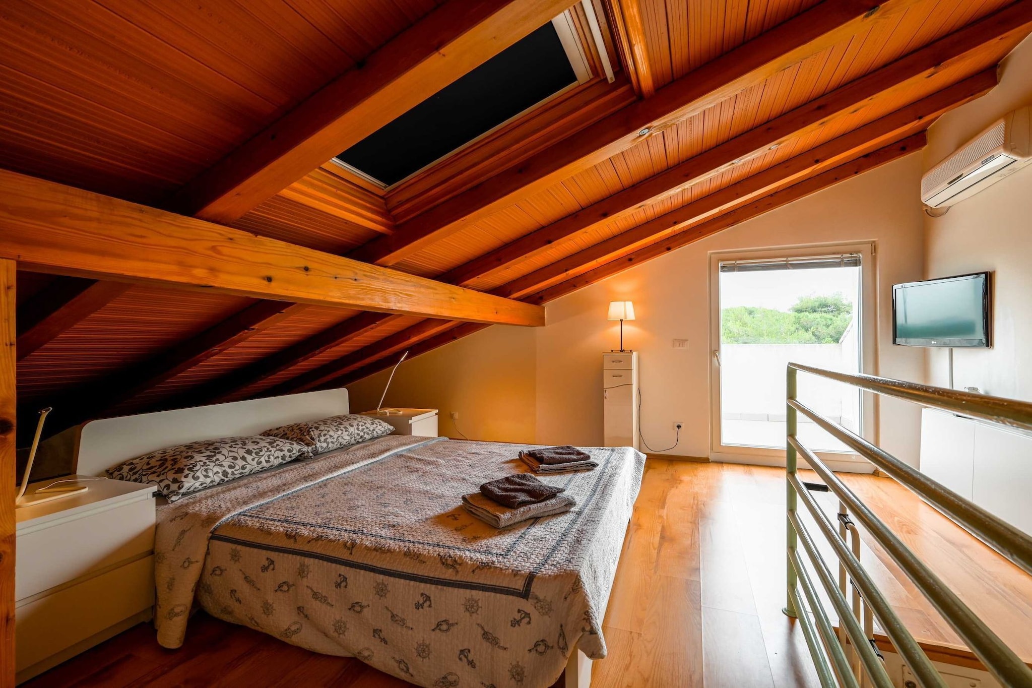 Scenic and Refined Retreat Apartment with Balcony - Three Bedroom Apartment with Balcony-Slaapkamer