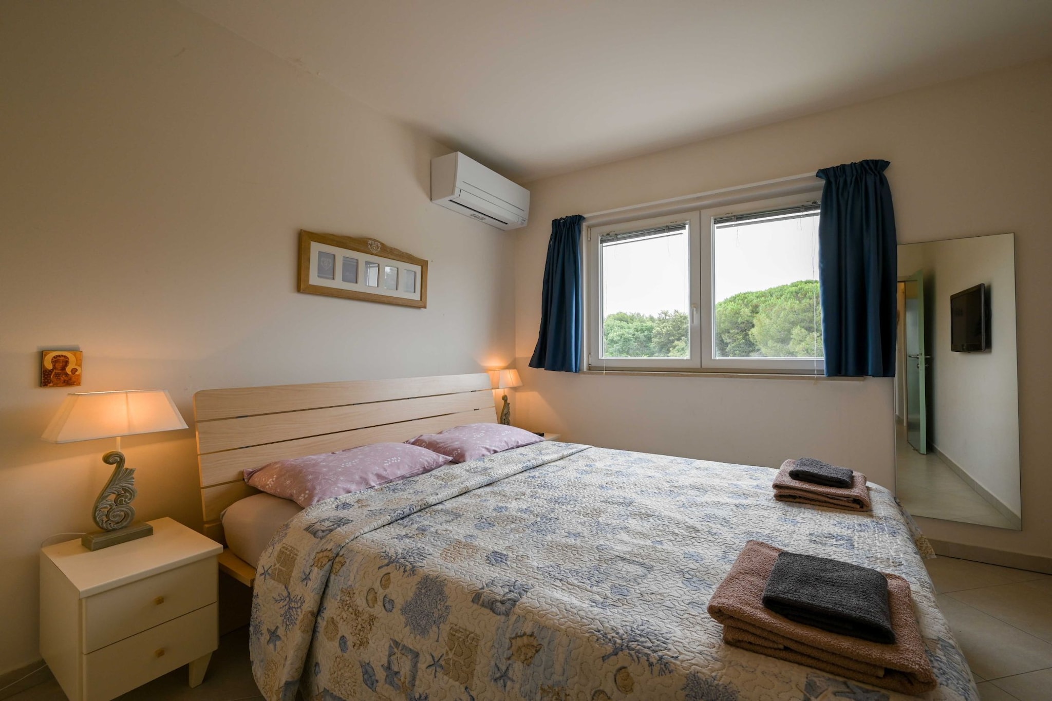 Scenic and Refined Retreat Apartment with Balcony - Three Bedroom Apartment with Balcony-Slaapkamer