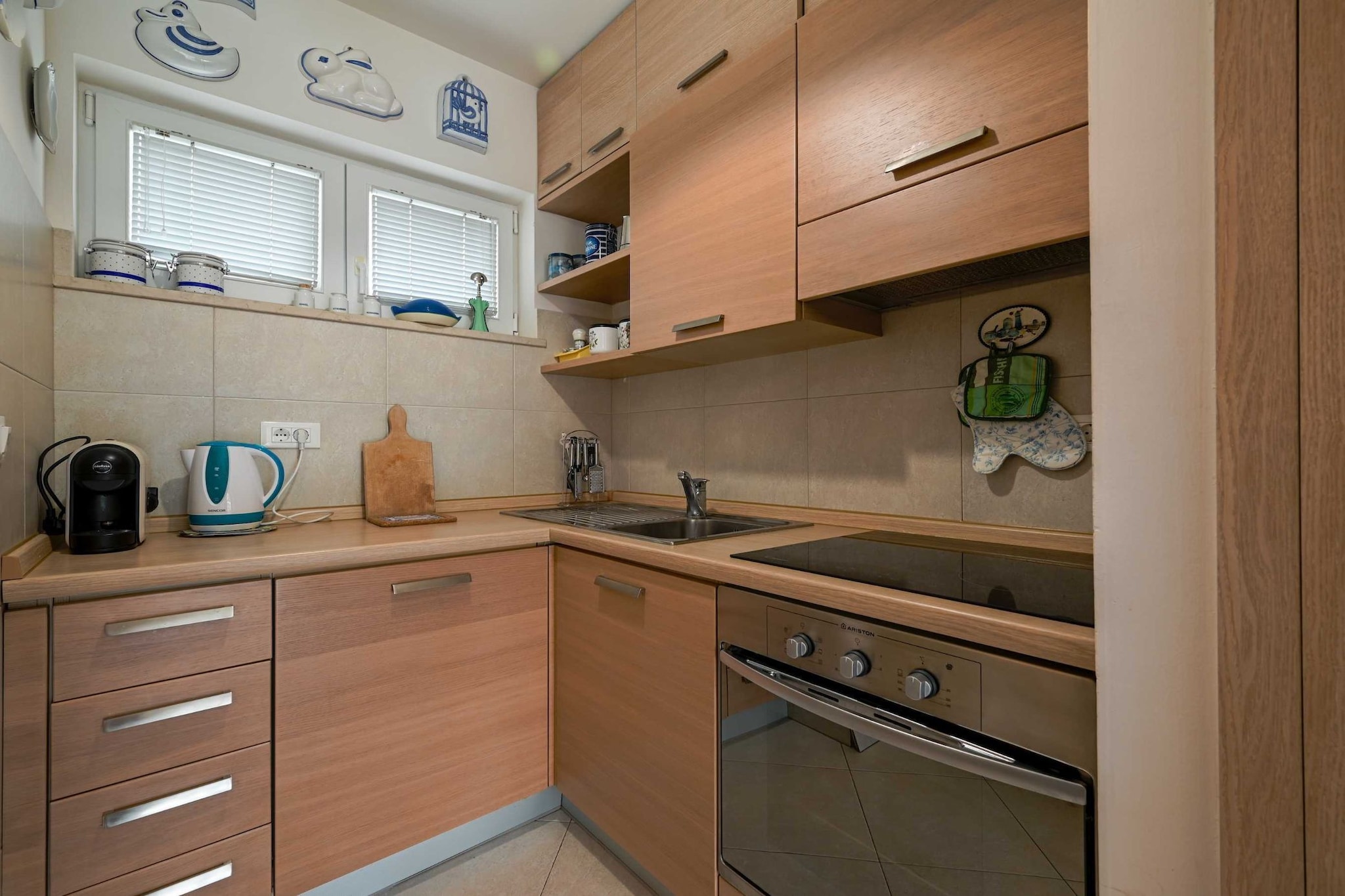 Scenic and Refined Retreat Apartment with Balcony - Three Bedroom Apartment with Balcony-Keuken