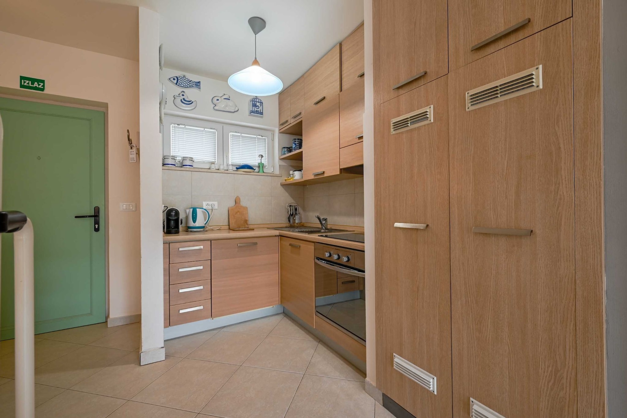Scenic and Refined Retreat Apartment with Balcony - Three Bedroom Apartment with Balcony-Keuken