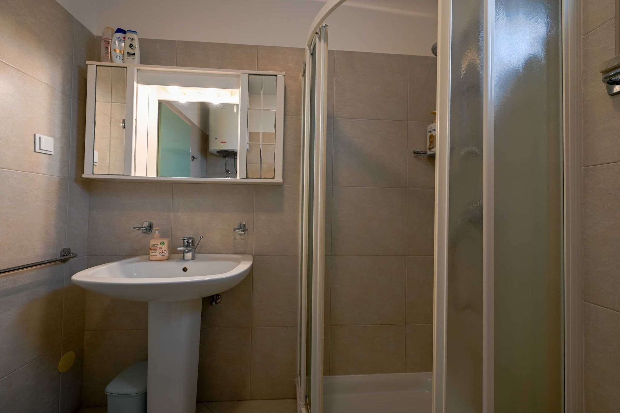 Scenic and Refined Retreat Apartment with Balcony - Three Bedroom Apartment with Balcony-Badkamer