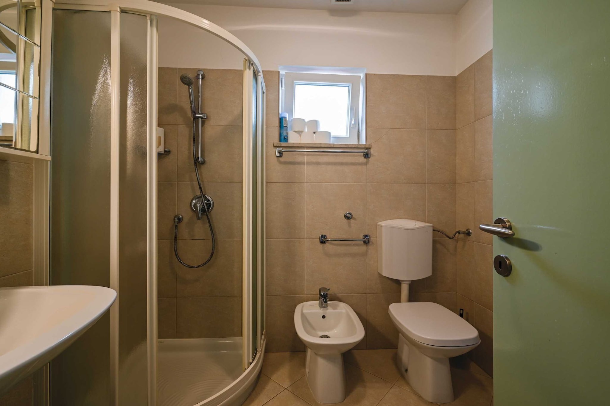 Scenic and Refined Retreat Apartment with Balcony - Three Bedroom Apartment with Balcony-Badkamer