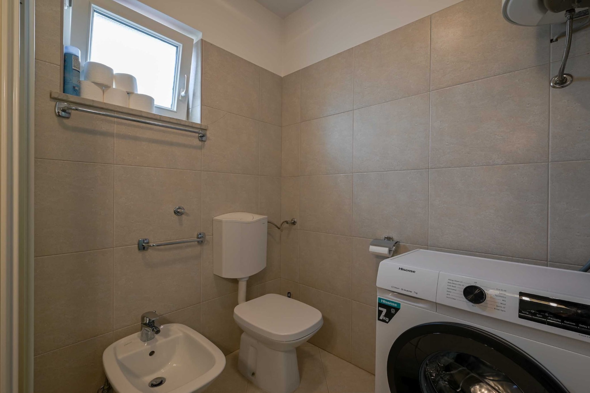 Scenic and Refined Retreat Apartment with Balcony - Three Bedroom Apartment with Balcony-Badkamer