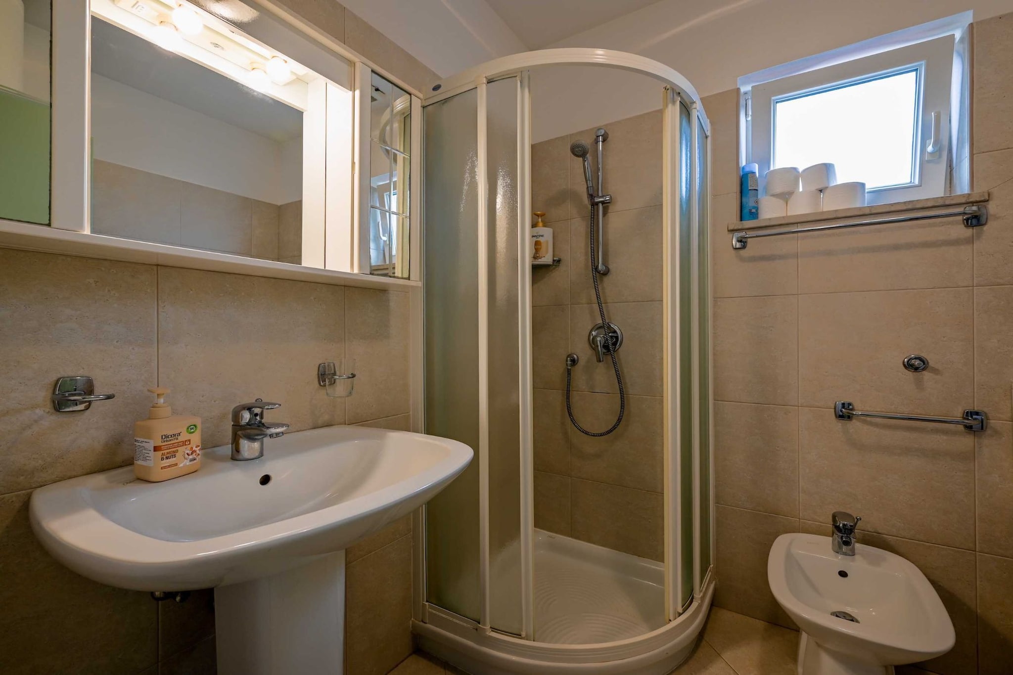 Scenic and Refined Retreat Apartment with Balcony - Three Bedroom Apartment with Balcony-Badkamer