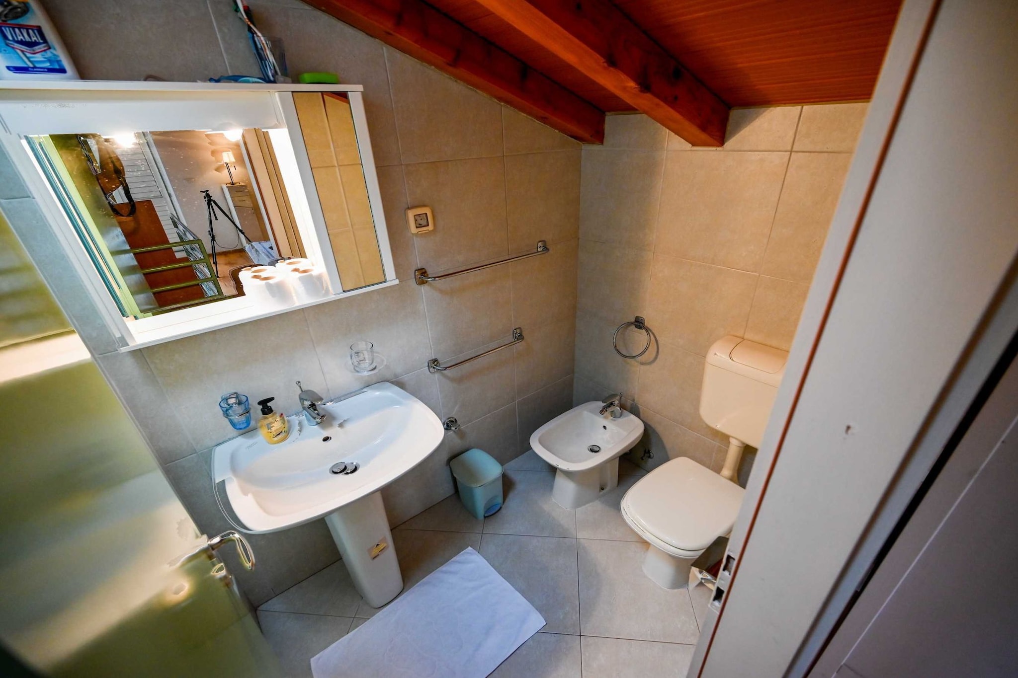 Scenic and Refined Retreat Apartment with Balcony - Three Bedroom Apartment with Balcony-Badkamer