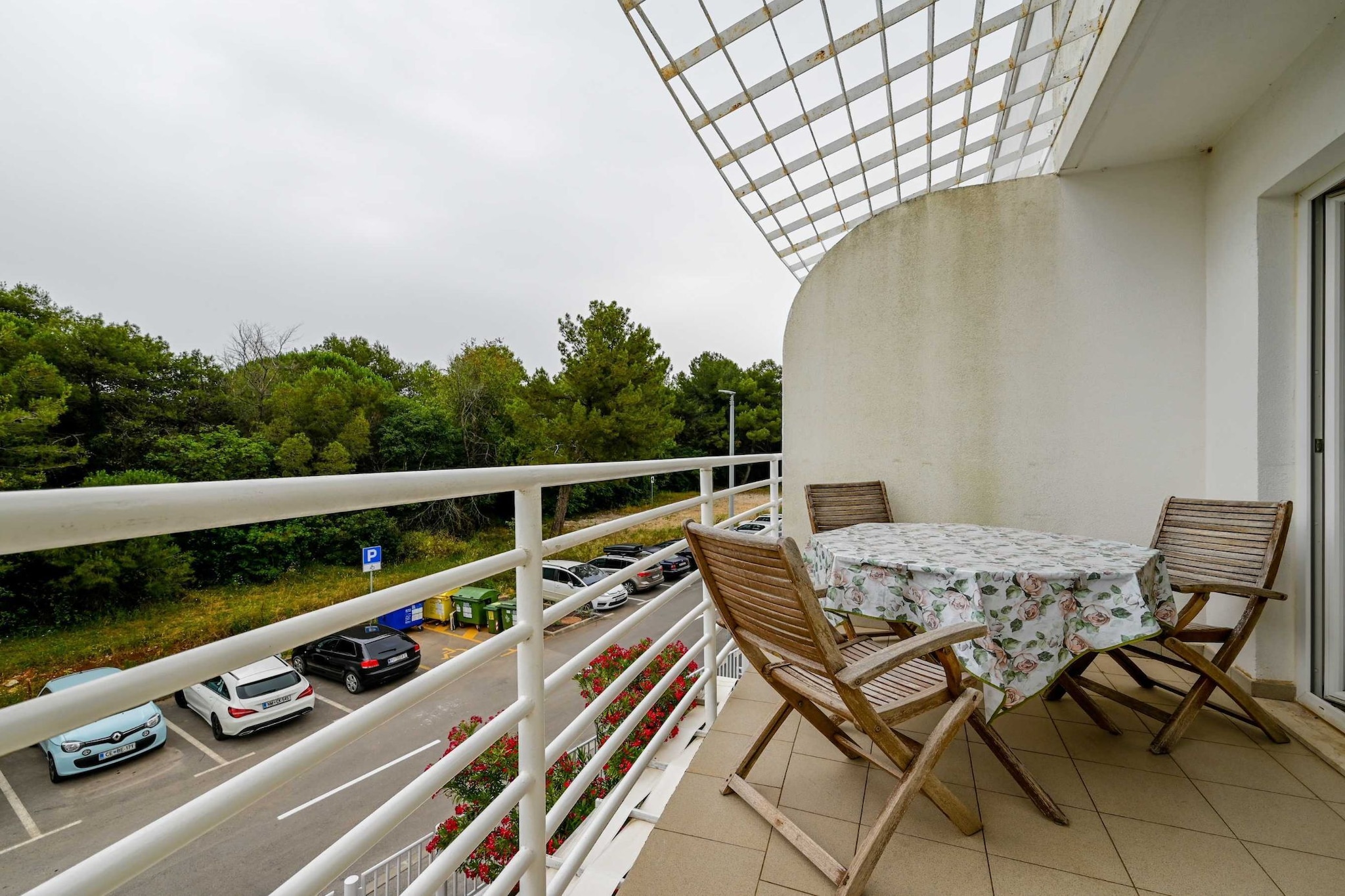 Scenic and Refined Retreat Apartment with Balcony - Three Bedroom Apartment with Balcony