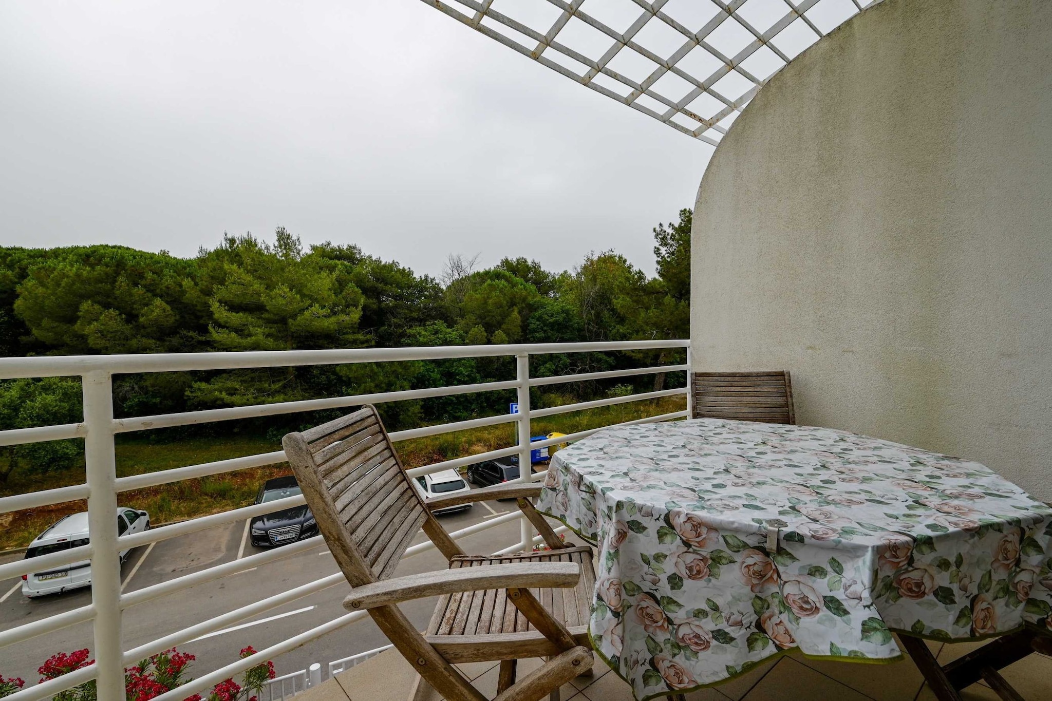 Scenic and Refined Retreat Apartment with Balcony - Three Bedroom Apartment with Balcony-Terrasbalkon
