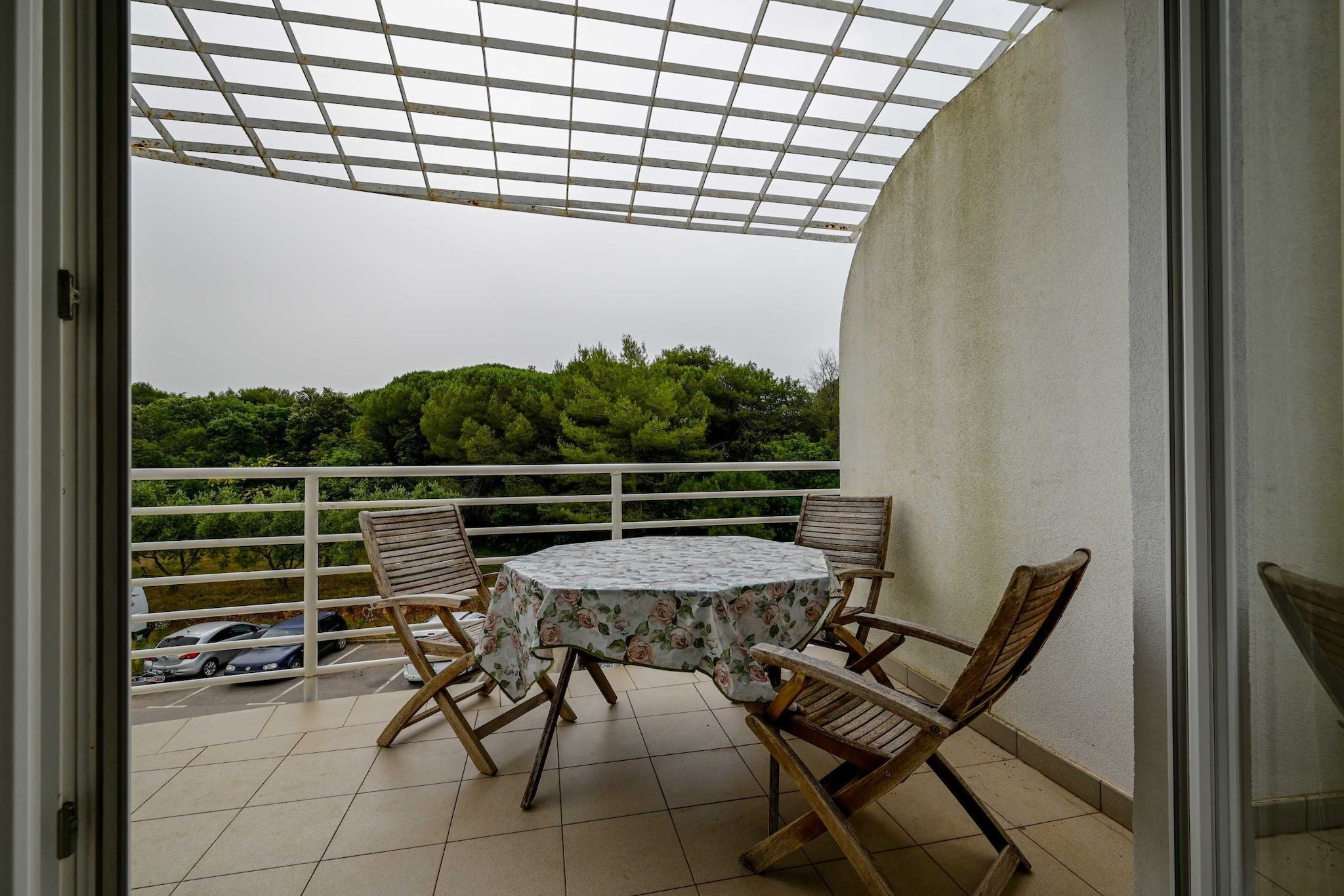 Scenic and Refined Retreat Apartment with Balcony - Three Bedroom Apartment with Balcony-Terrasbalkon