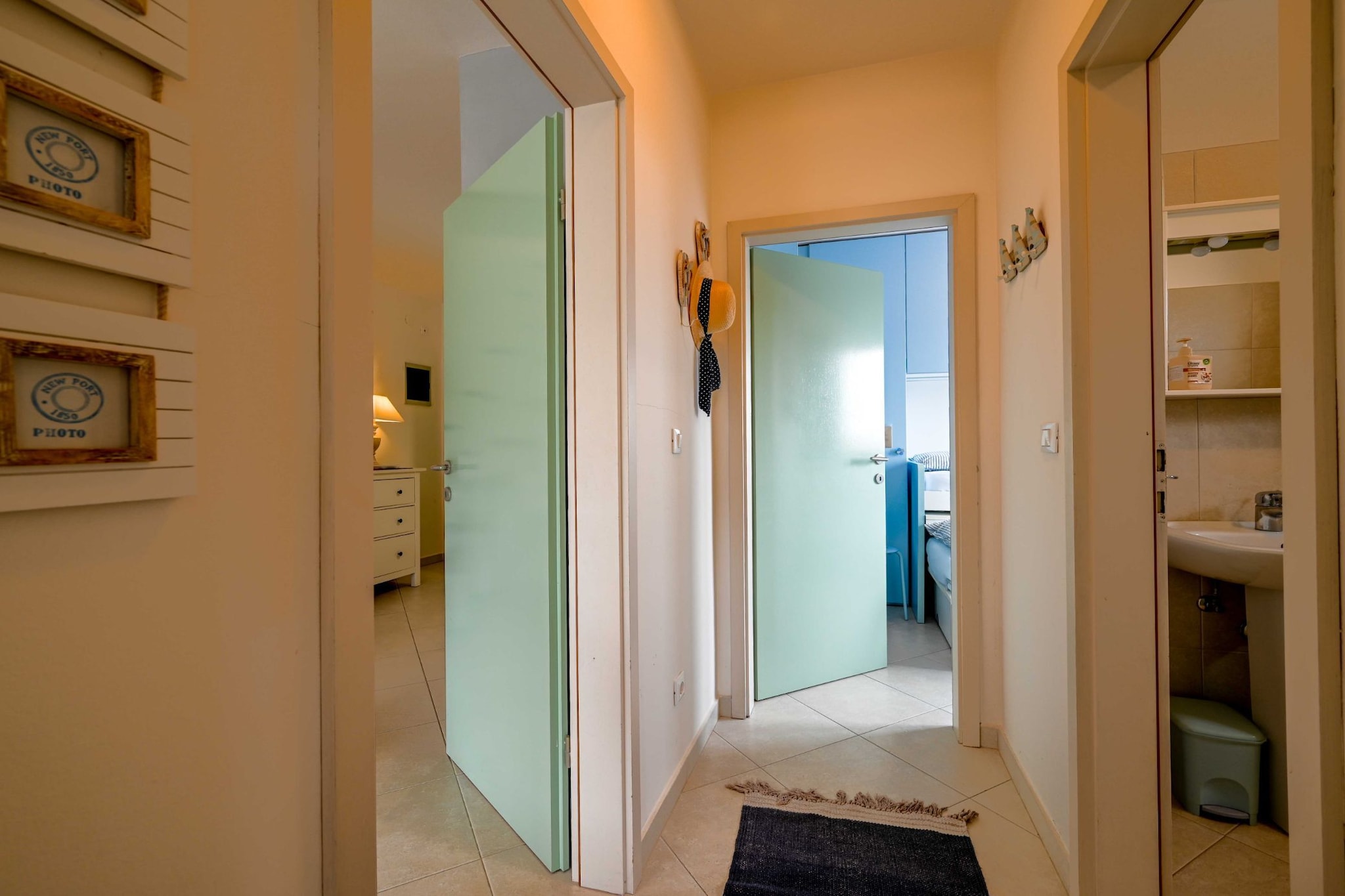 Scenic and Refined Retreat Apartment with Balcony - Three Bedroom Apartment with Balcony-Binnen