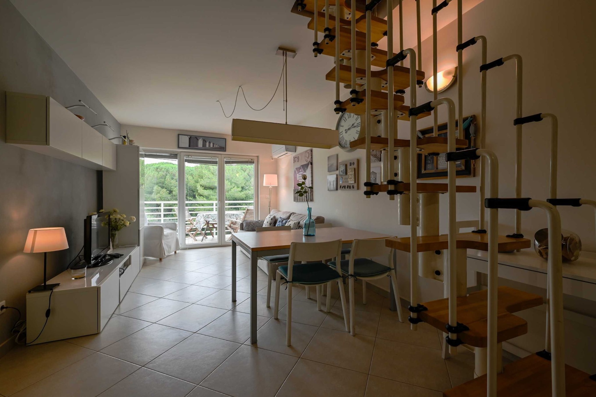 Scenic and Refined Retreat Apartment with Balcony - Three Bedroom Apartment with Balcony-Trap