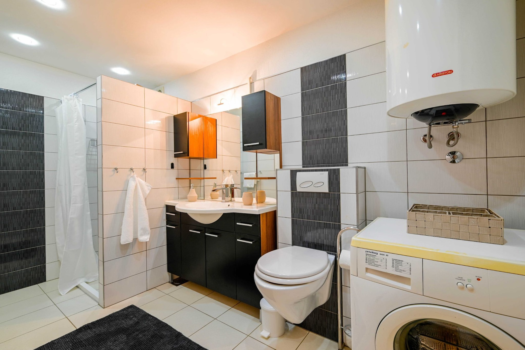 Classic and Smart Rovinj Apartment with Terrace - Two Bedroom Apartment with Terrace-Bathroom