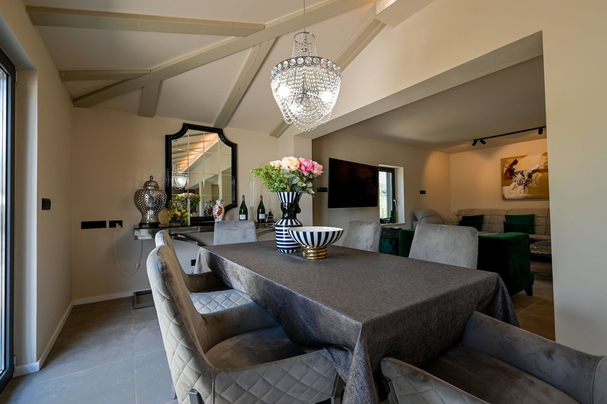 Radiant and Secluded Villa with Pool - Three Bedroom Villa with Pool-Esszimmer