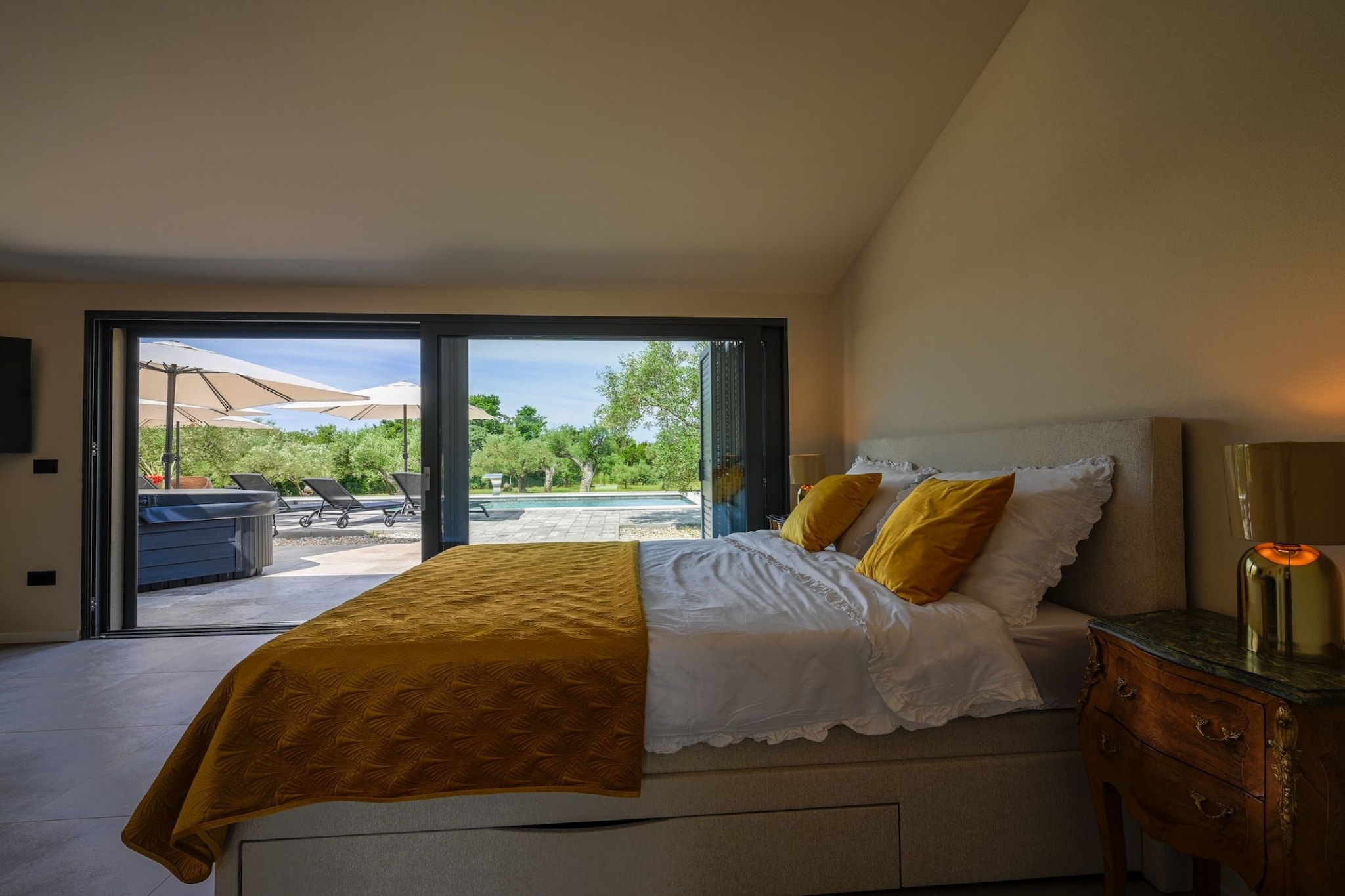 Radiant and Secluded Villa with Pool - Three Bedroom Villa with Pool-Schlafzimmer