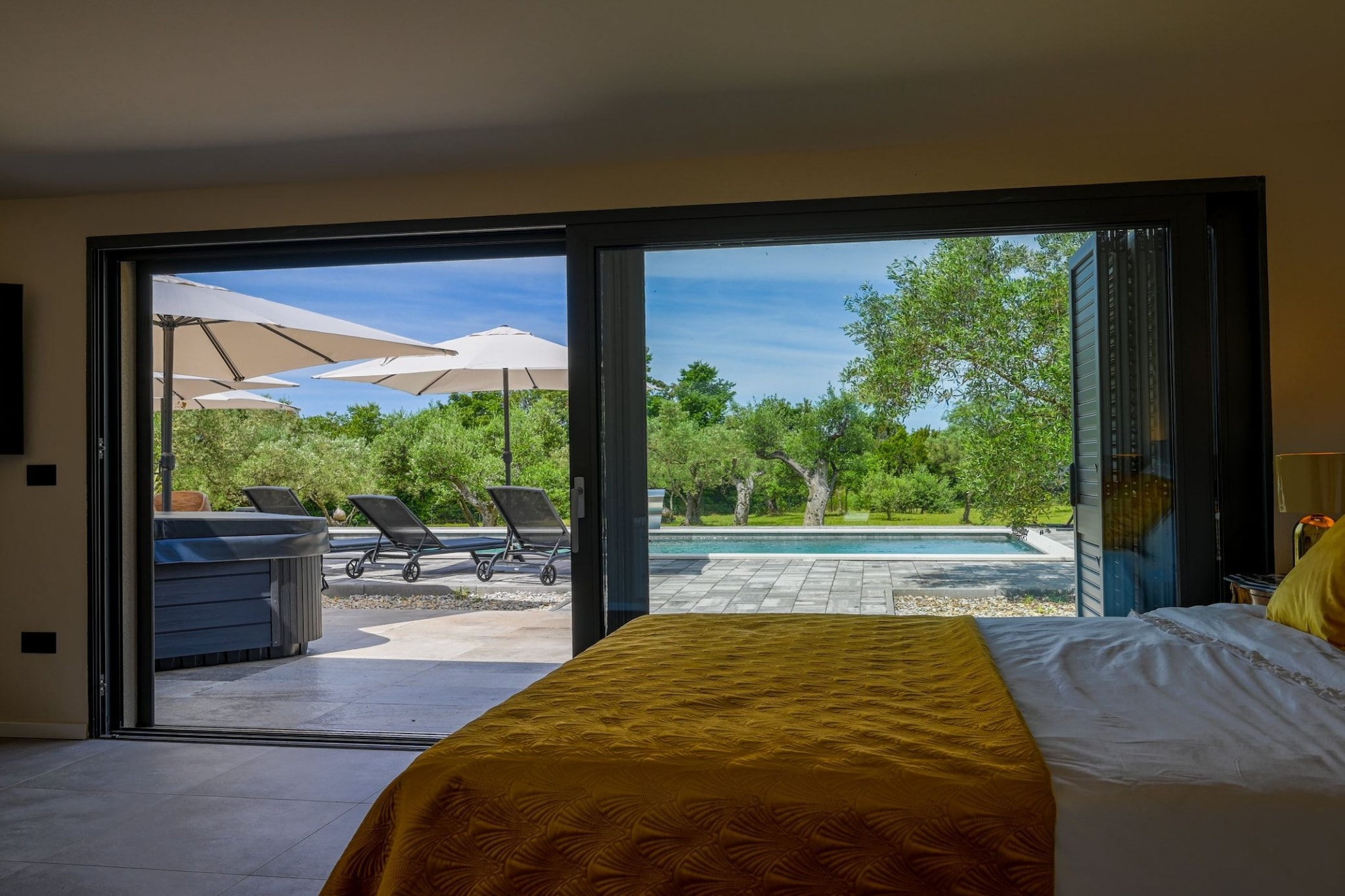 Radiant and Secluded Villa with Pool - Three Bedroom Villa with Pool-Schlafzimmer