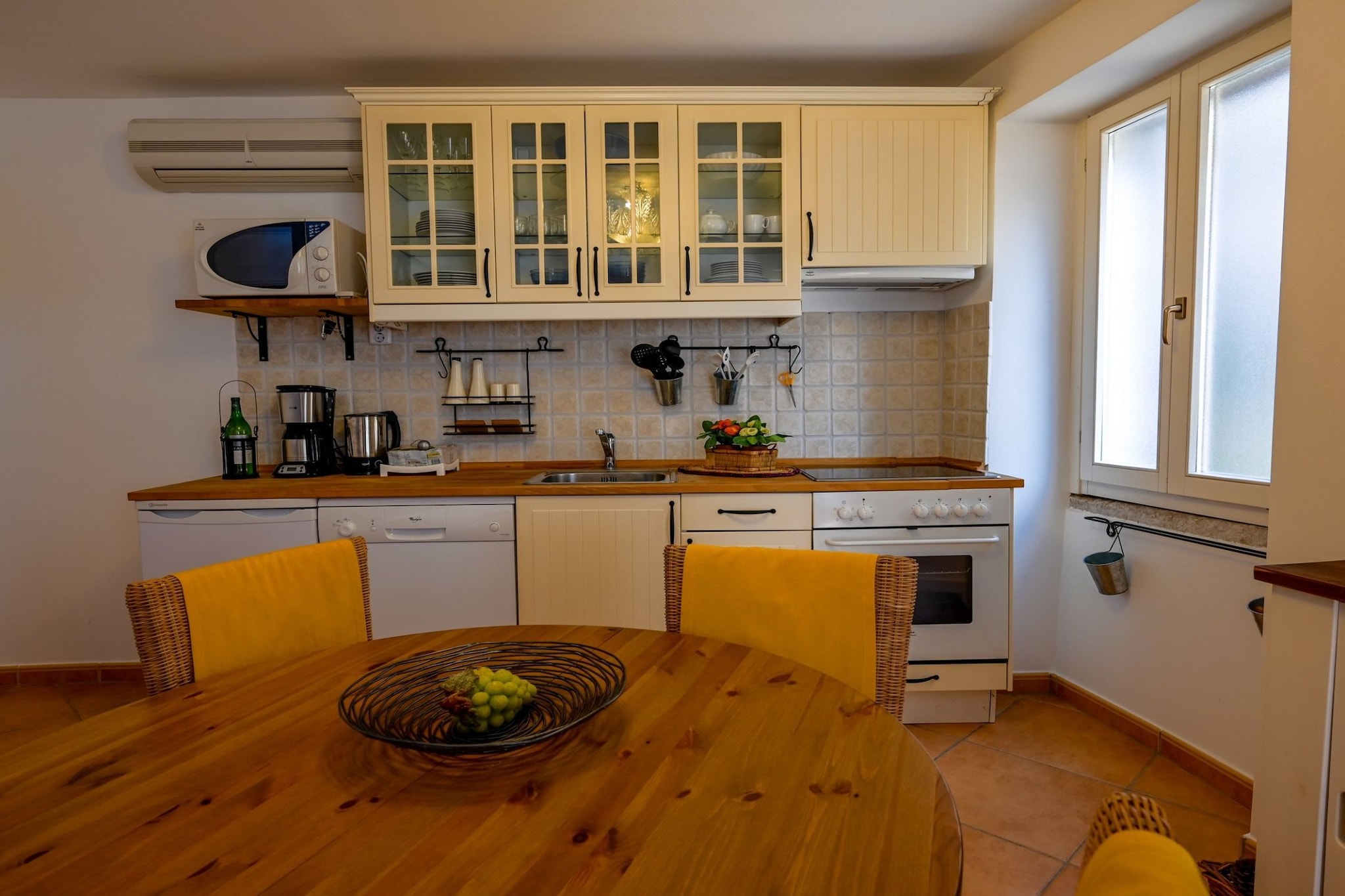 Sleek and Trendy Downtown Apartment - One Bedroom Apartment-Kitchen