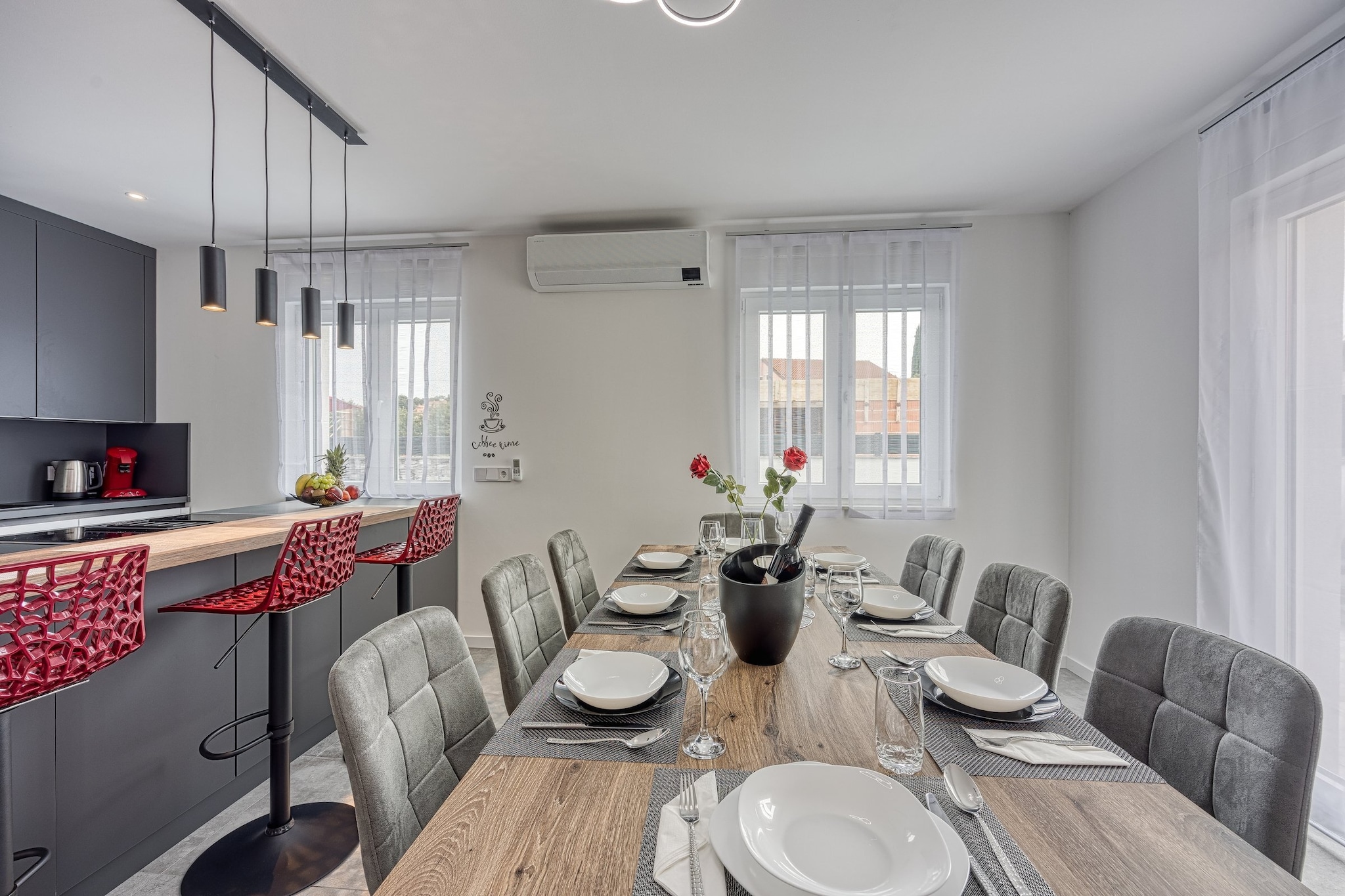 Peaceful Blooming Villa with Pool - Four Bedroom Villa with Pool-Esszimmer