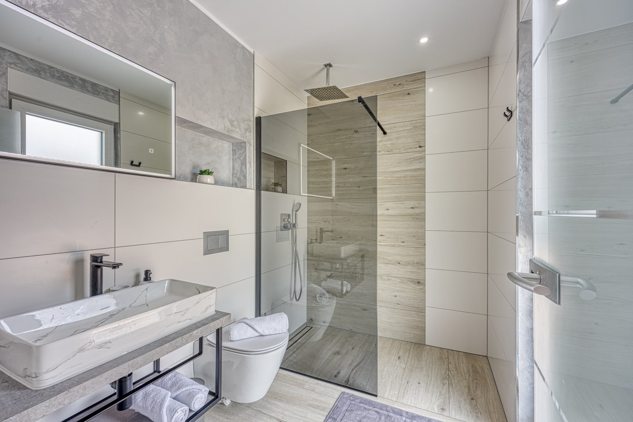 Peaceful Blooming Villa with Pool - Four Bedroom Villa with Pool-Badezimmer