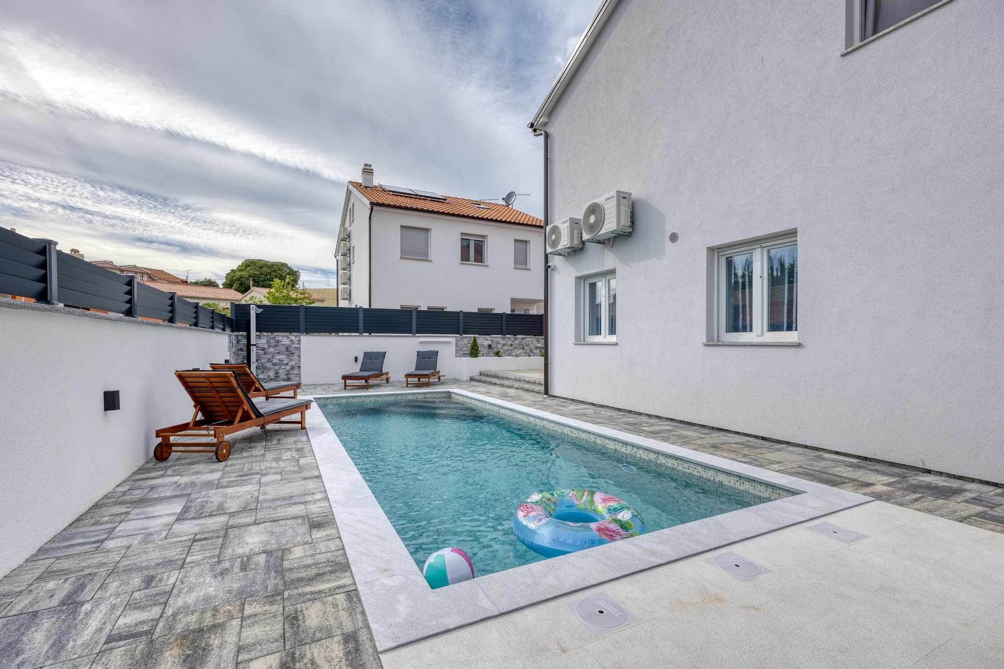 Peaceful Blooming Villa with Pool - Four Bedroom Villa with Pool-Schwimmbad