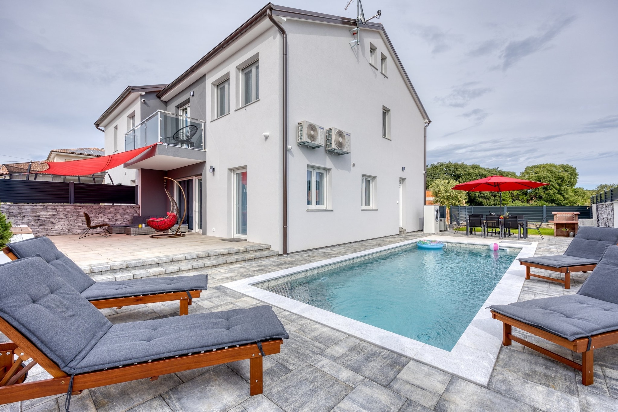 Peaceful Blooming Villa with Pool - Four Bedroom Villa with Pool-Schwimmbad