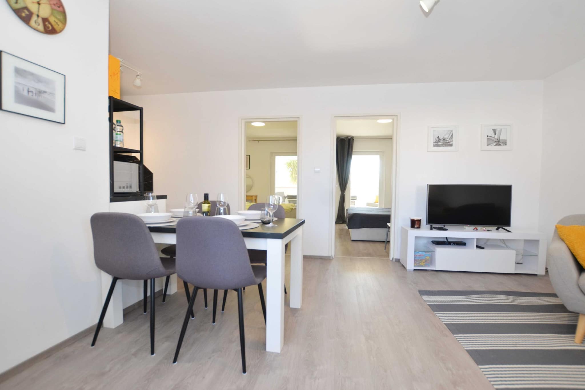 Tranquil and Bright Apartment with Loggia - Two Bedroom Apartment with Loggia-Dining room
