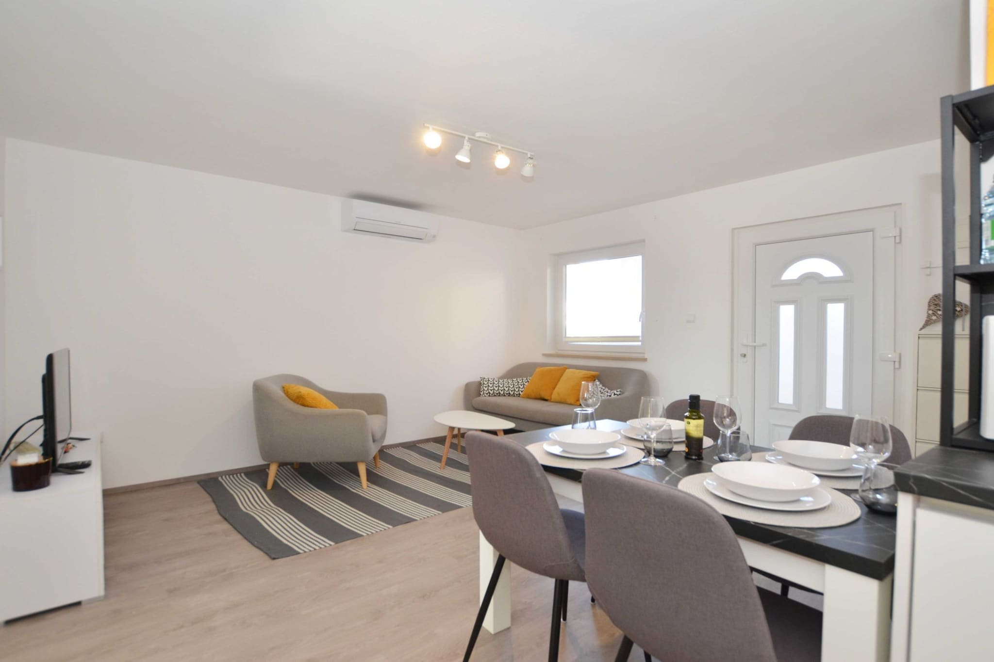 Tranquil and Bright Apartment with Loggia - Two Bedroom Apartment with Loggia-Dining room