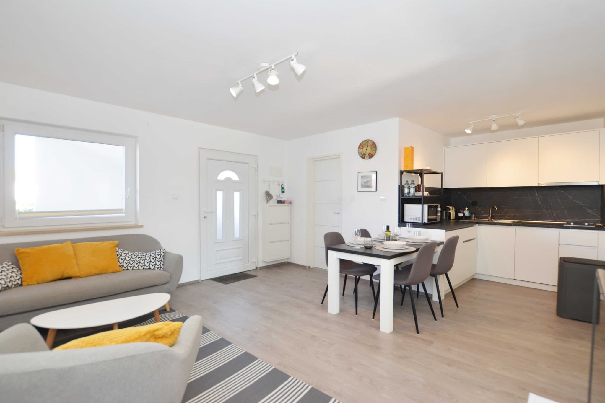 Tranquil and Bright Apartment with Loggia - Two Bedroom Apartment with Loggia-Dining room