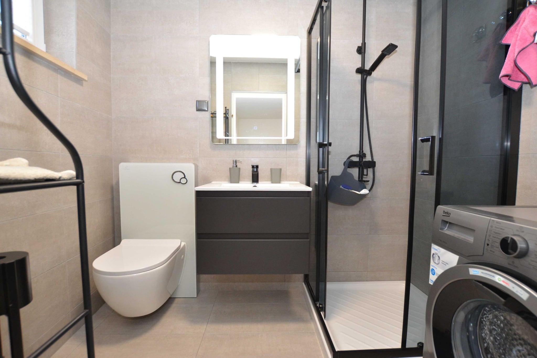 Tranquil and Bright Apartment with Loggia - Two Bedroom Apartment with Loggia-Bathroom