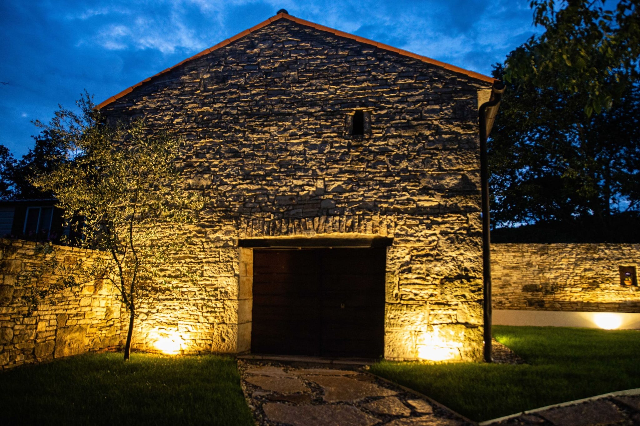 The Poolside Stone House in Bale-Außenbereich