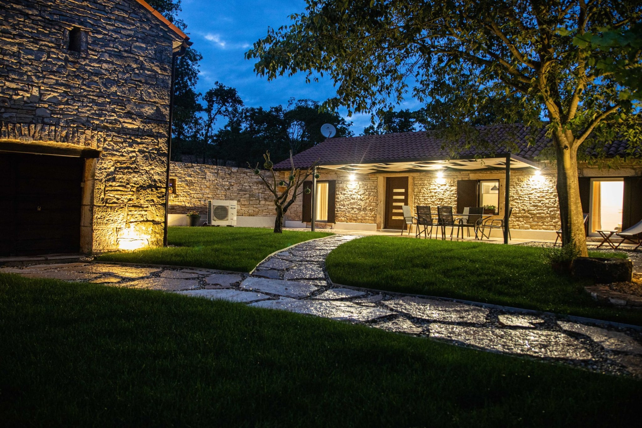 The Poolside Stone House in Bale-Außenbereich