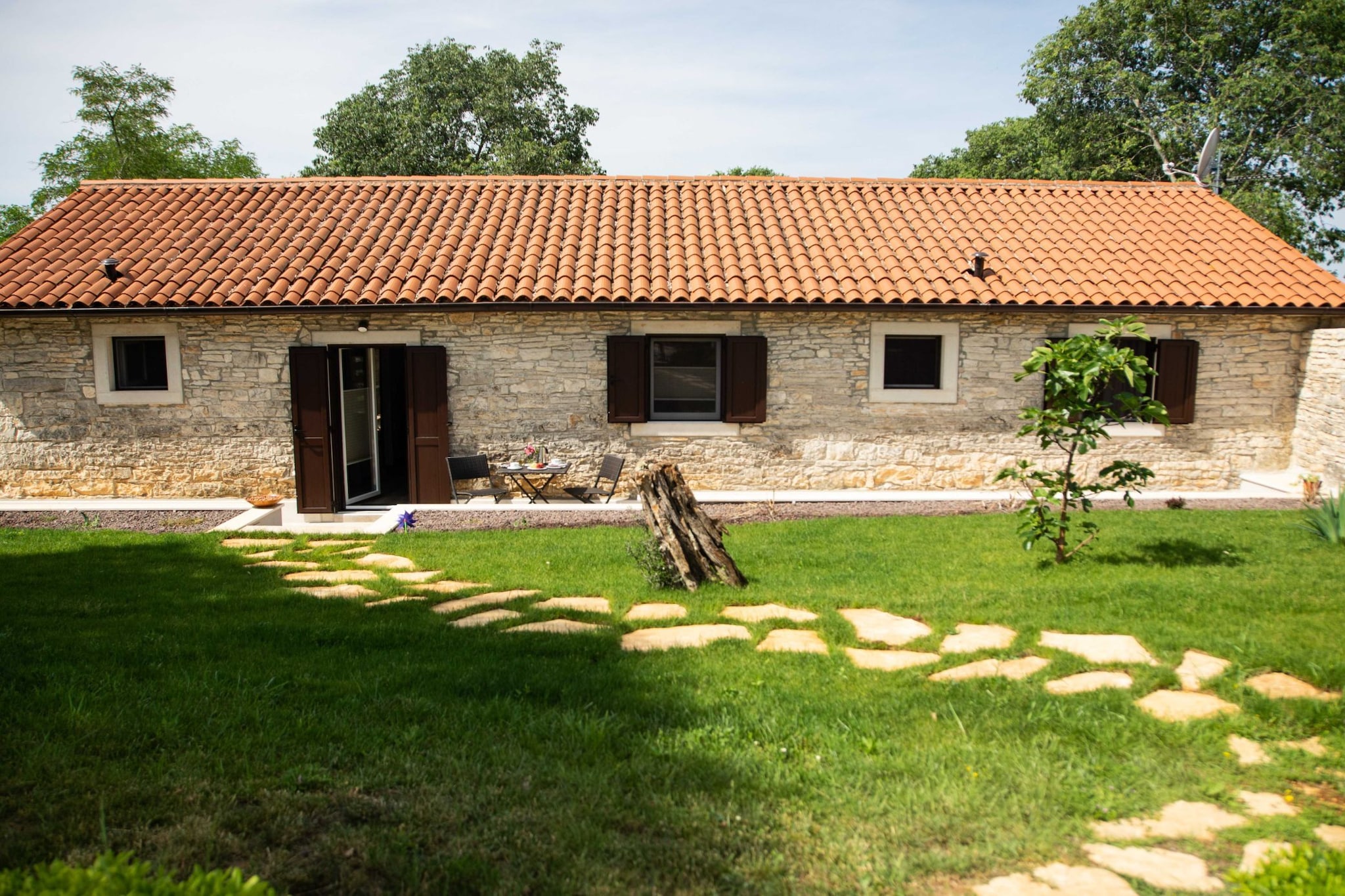 The Poolside Stone House in Bale-Außenbereich