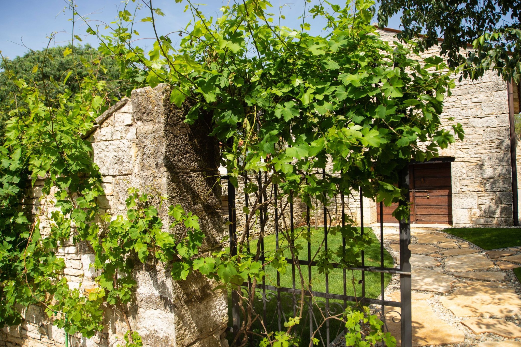 The Poolside Stone House in Bale-Außenbereich