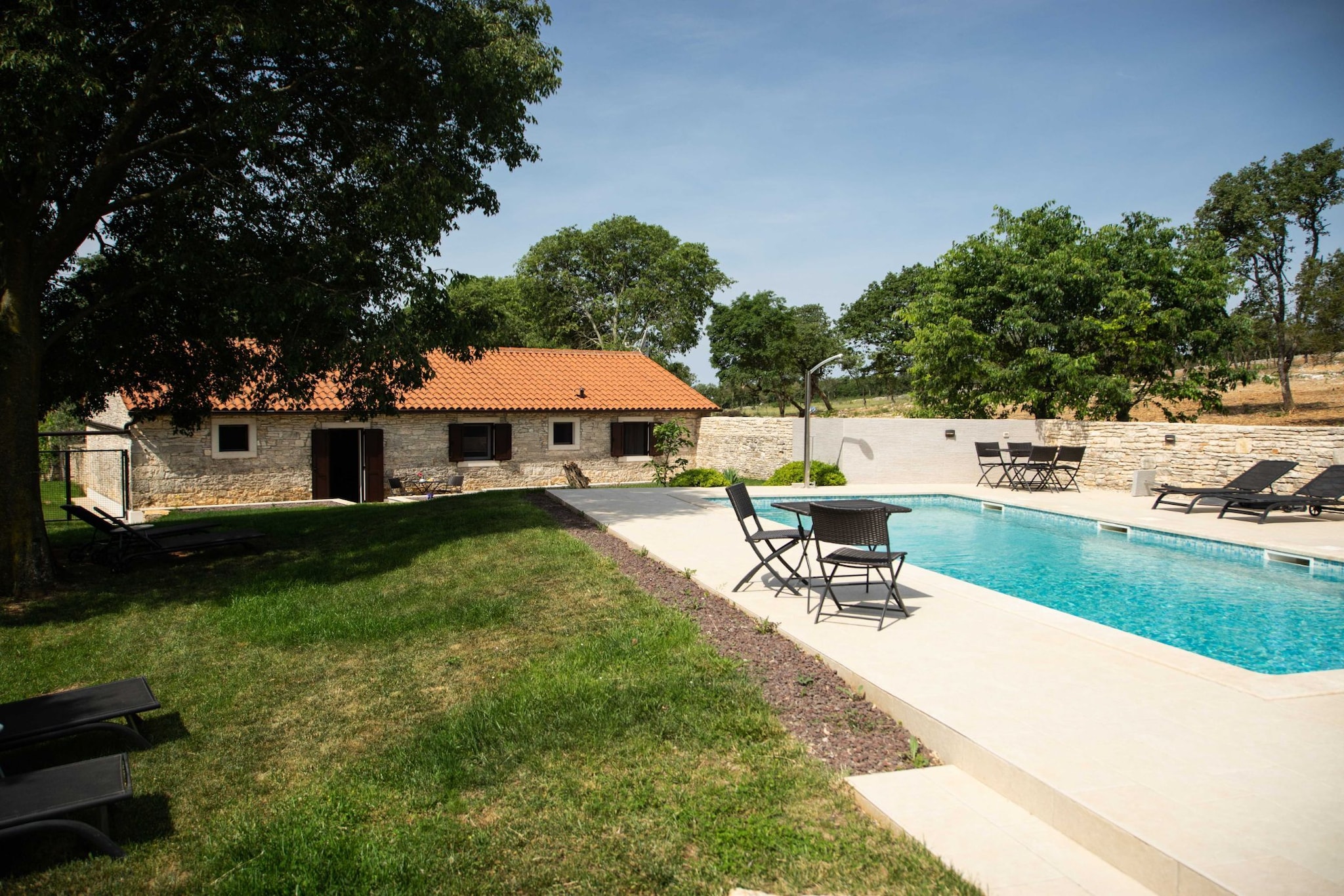 The Poolside Stone House in Bale-Außenbereich
