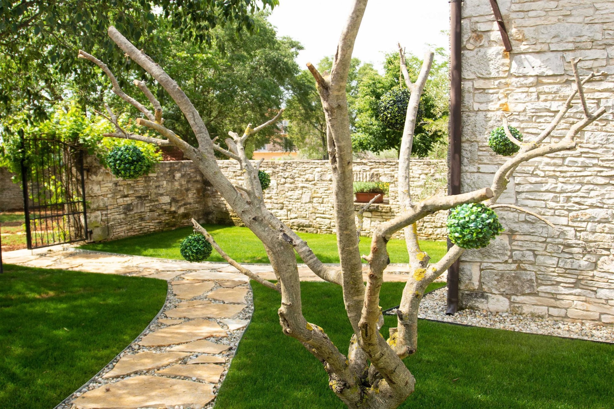 The Poolside Stone House in Bale-Außenbereich
