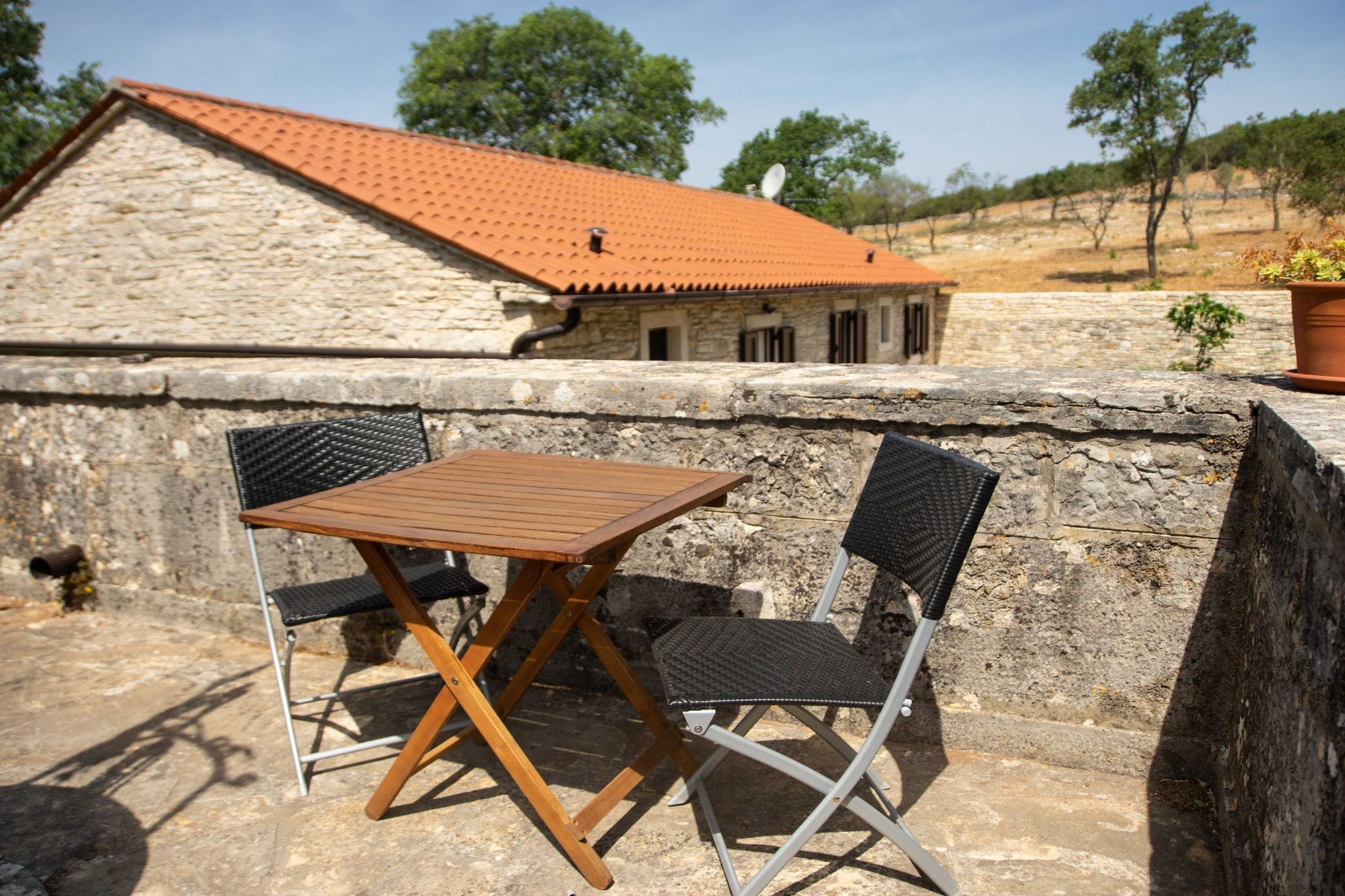 The Poolside Stone House in Bale-Terrasse