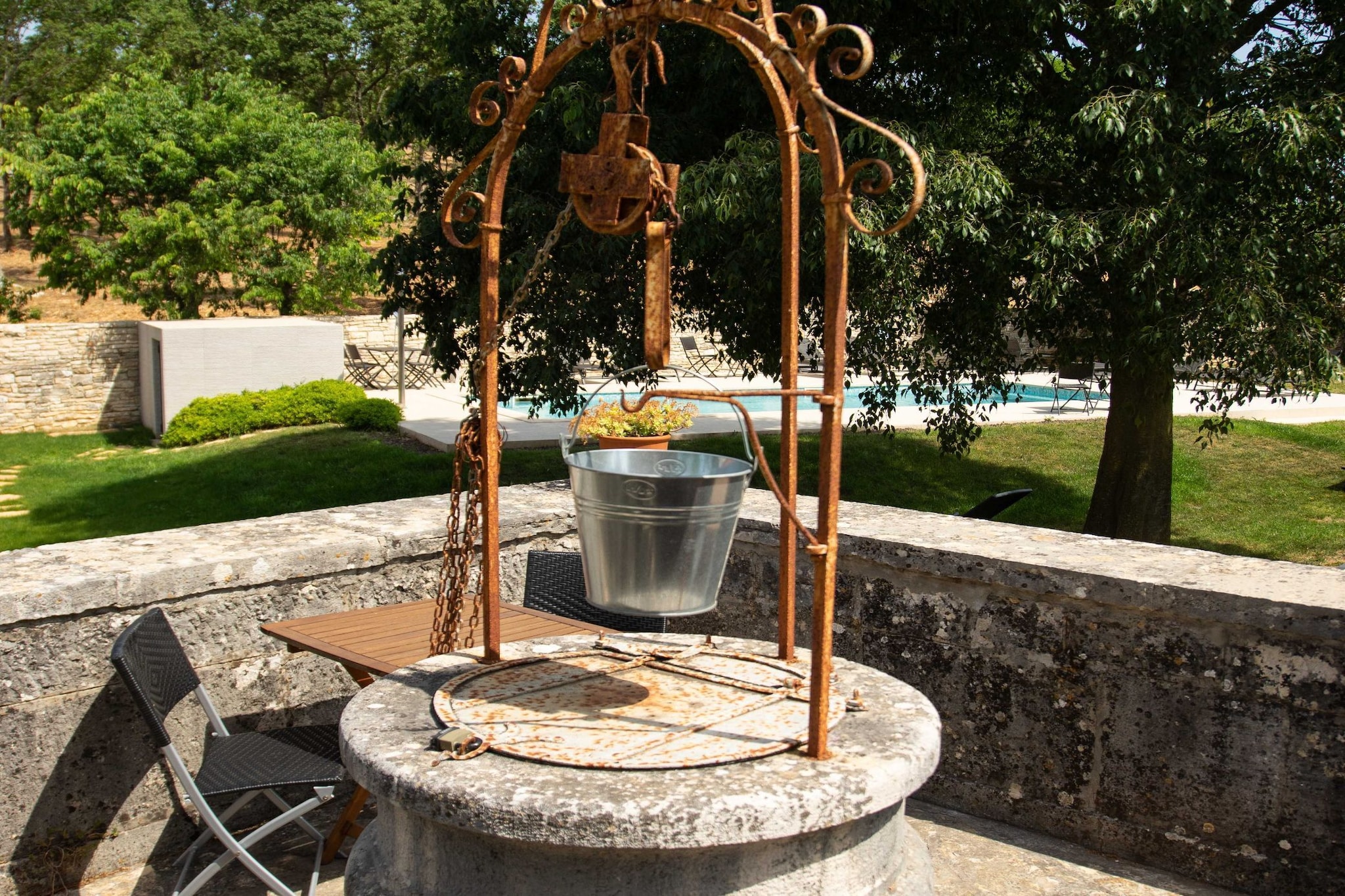 The Poolside Stone House in Bale-Terrasse