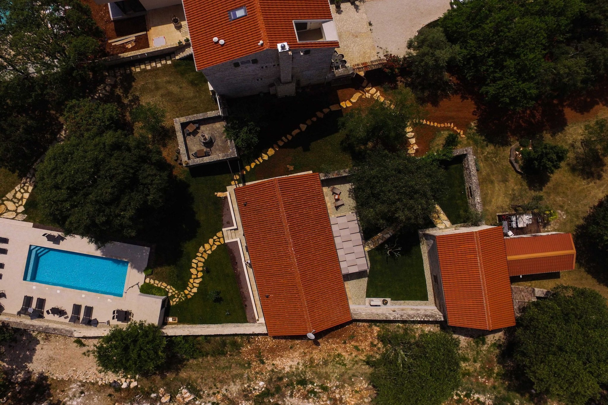 The Poolside Stone House in Bale-Aussicht